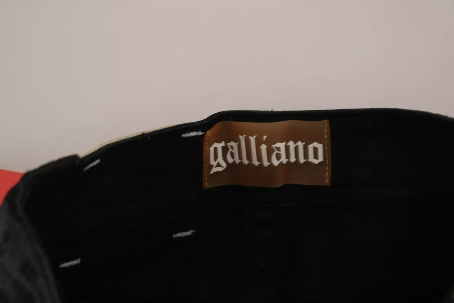 Jean décontracté en jean noir, taille haute et pattes d'éléphant, effet lavé, de John Galliano.
