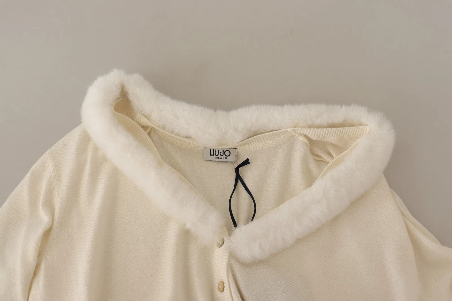 Blouse Liu Jo en viscose blanche à manches longues et col en fourrure de mouton.