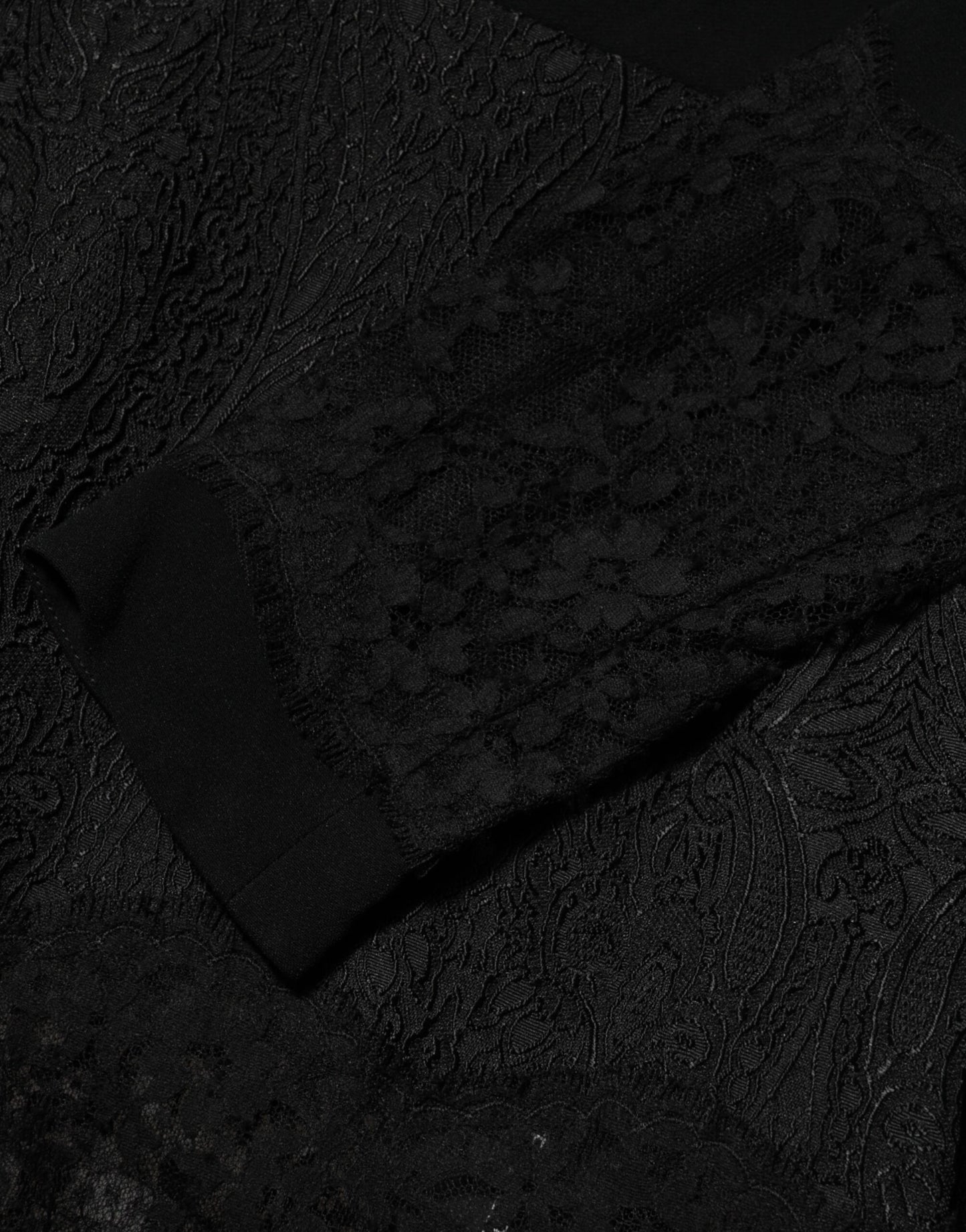 Dolce & Gabbana zwarte, A-lijn jurk met bloemrijke kant en kantrand.