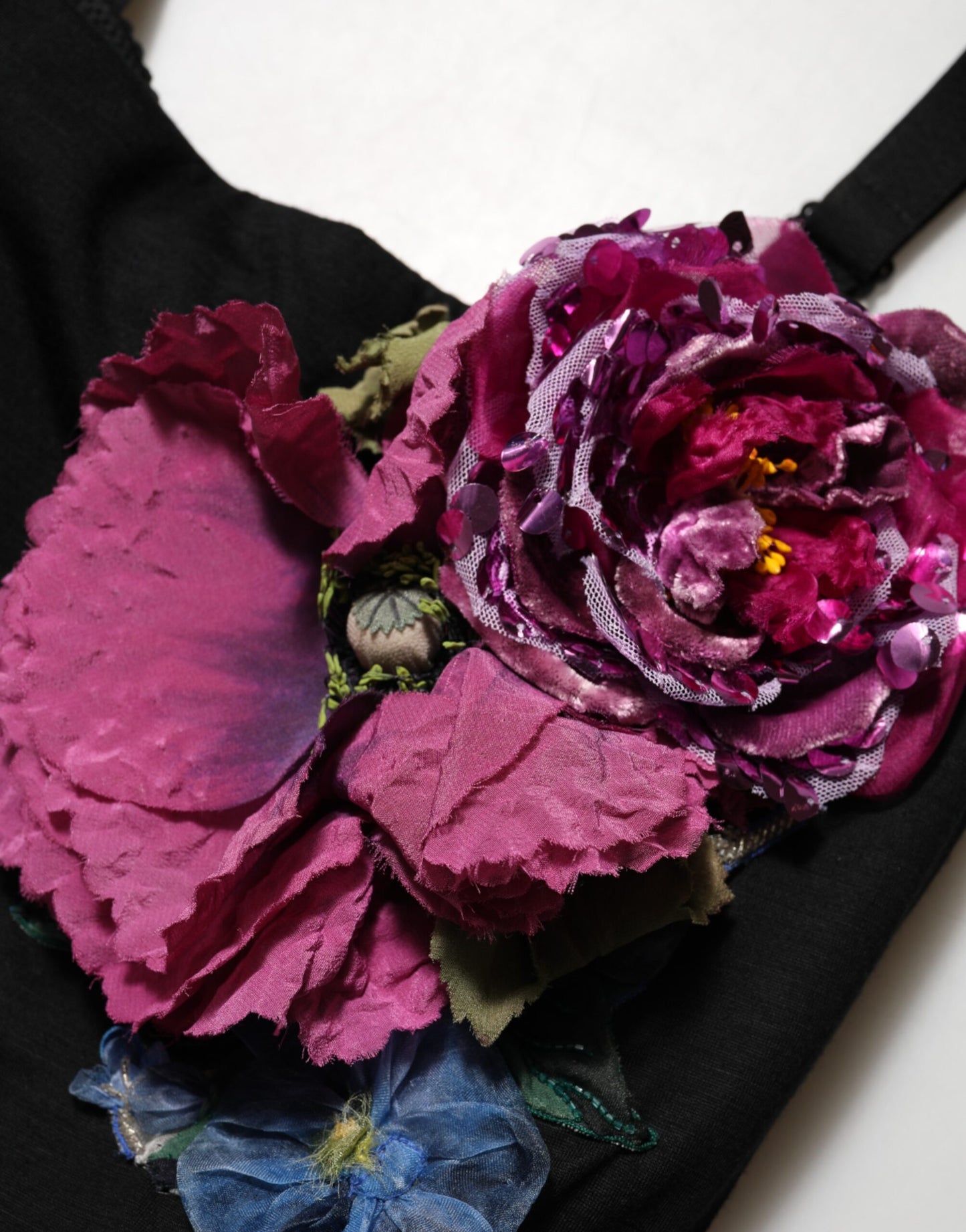Dolce & Gabbana zwarte, aansluitende jurk met bloemenapplicaties