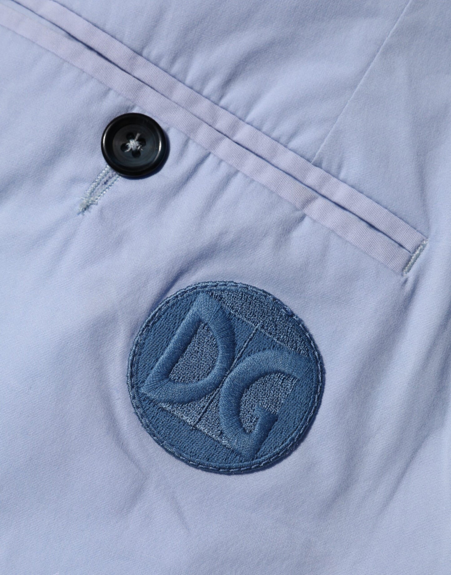 Pantalon homme Dolce & Gabbana en coton stretch bleu clair, coupe fuselée.