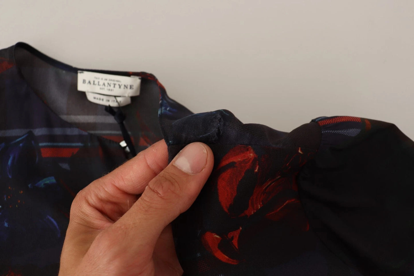 Robe Ballantyne trapèze en soie bleu marine à fleurs, manches longues, longueur genou, coupe trapèze, manches longues.