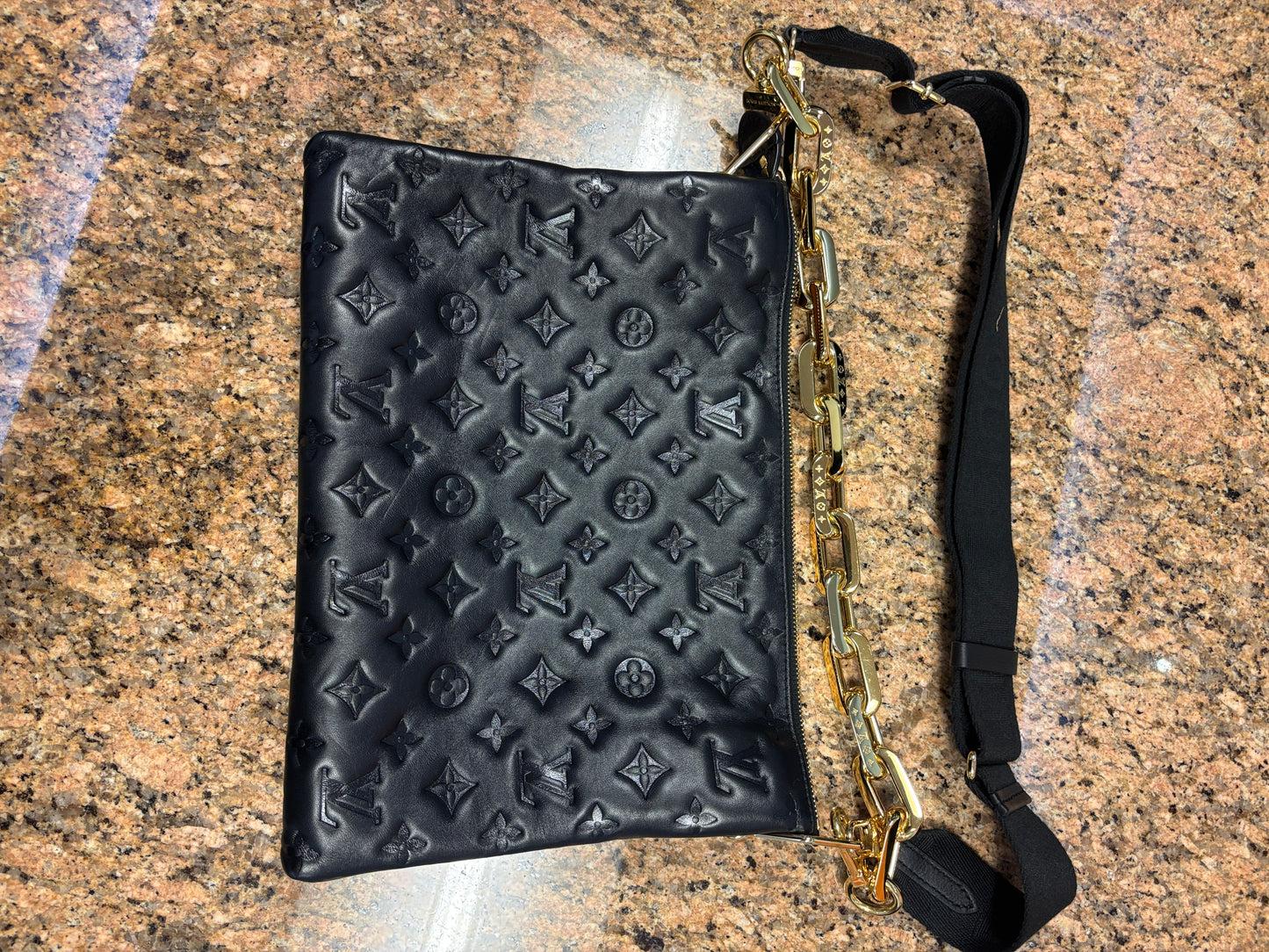 Louis Vuitton Coussin MM handtas in zwart leer