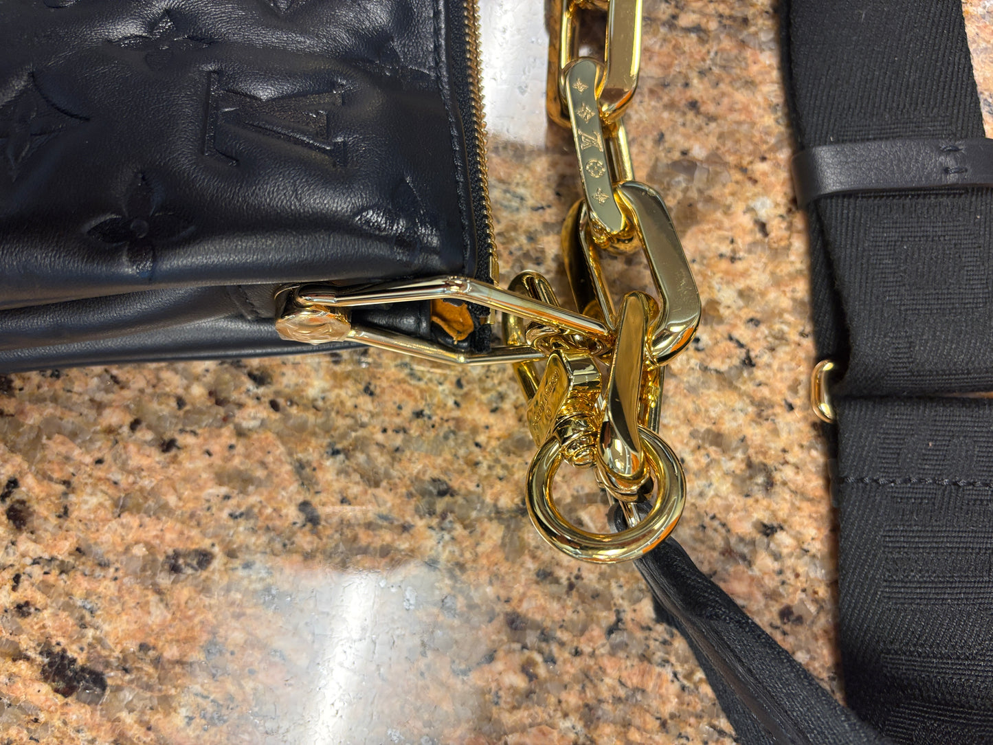 Louis Vuitton Coussin MM handtas in zwart leer