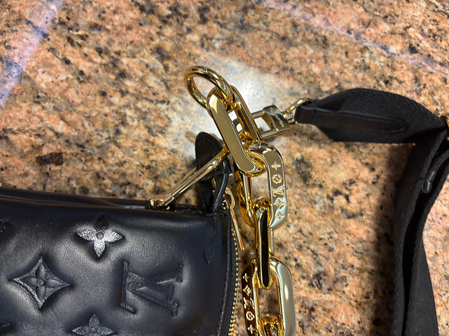 Louis Vuitton Coussin MM handtas in zwart leer