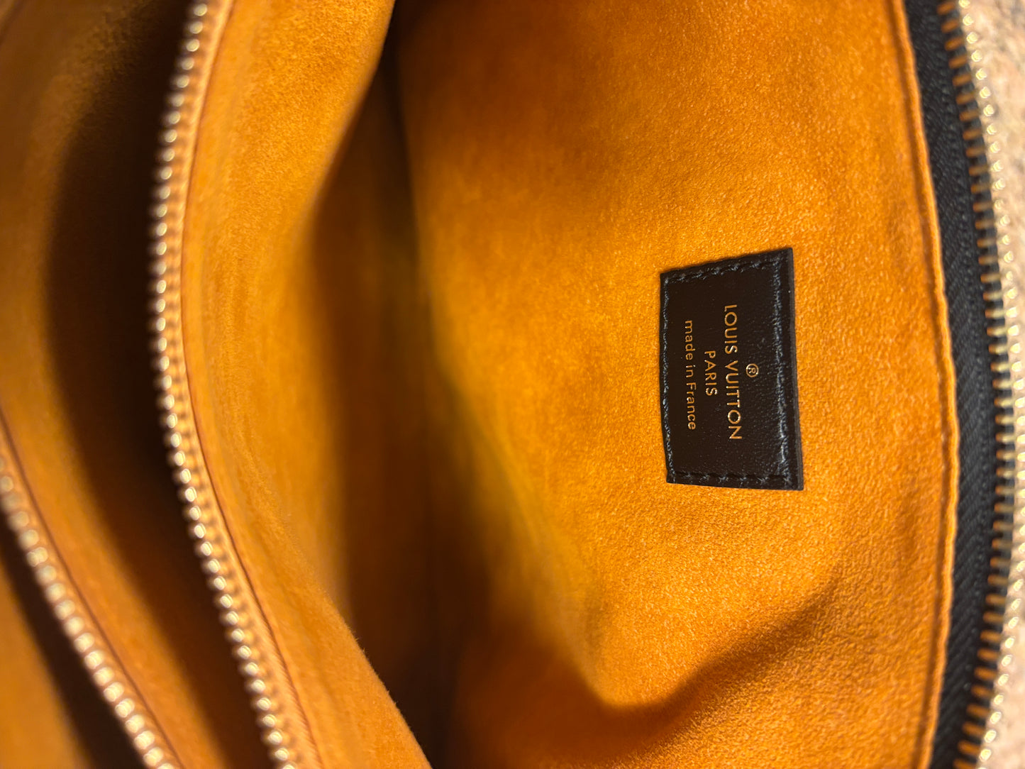 Louis Vuitton Coussin MM handtas in zwart leer