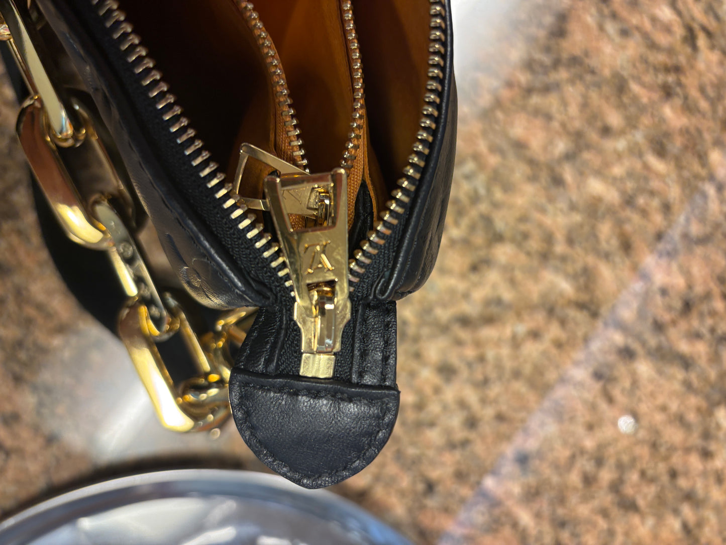 Louis Vuitton Coussin MM handtas in zwart leer
