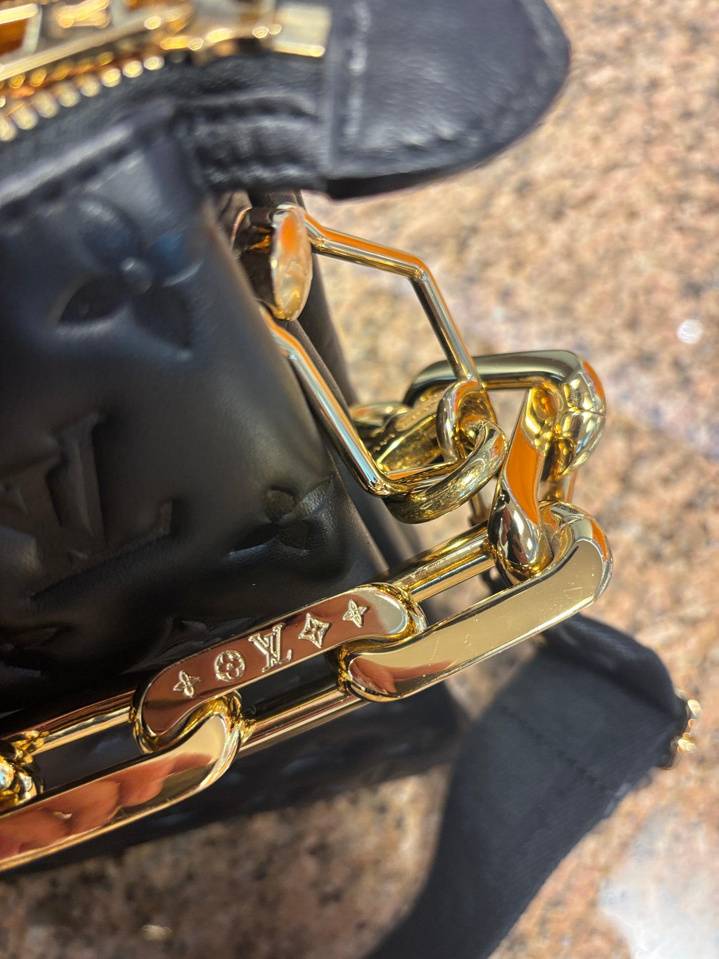 Louis Vuitton Coussin MM handtas in zwart leer