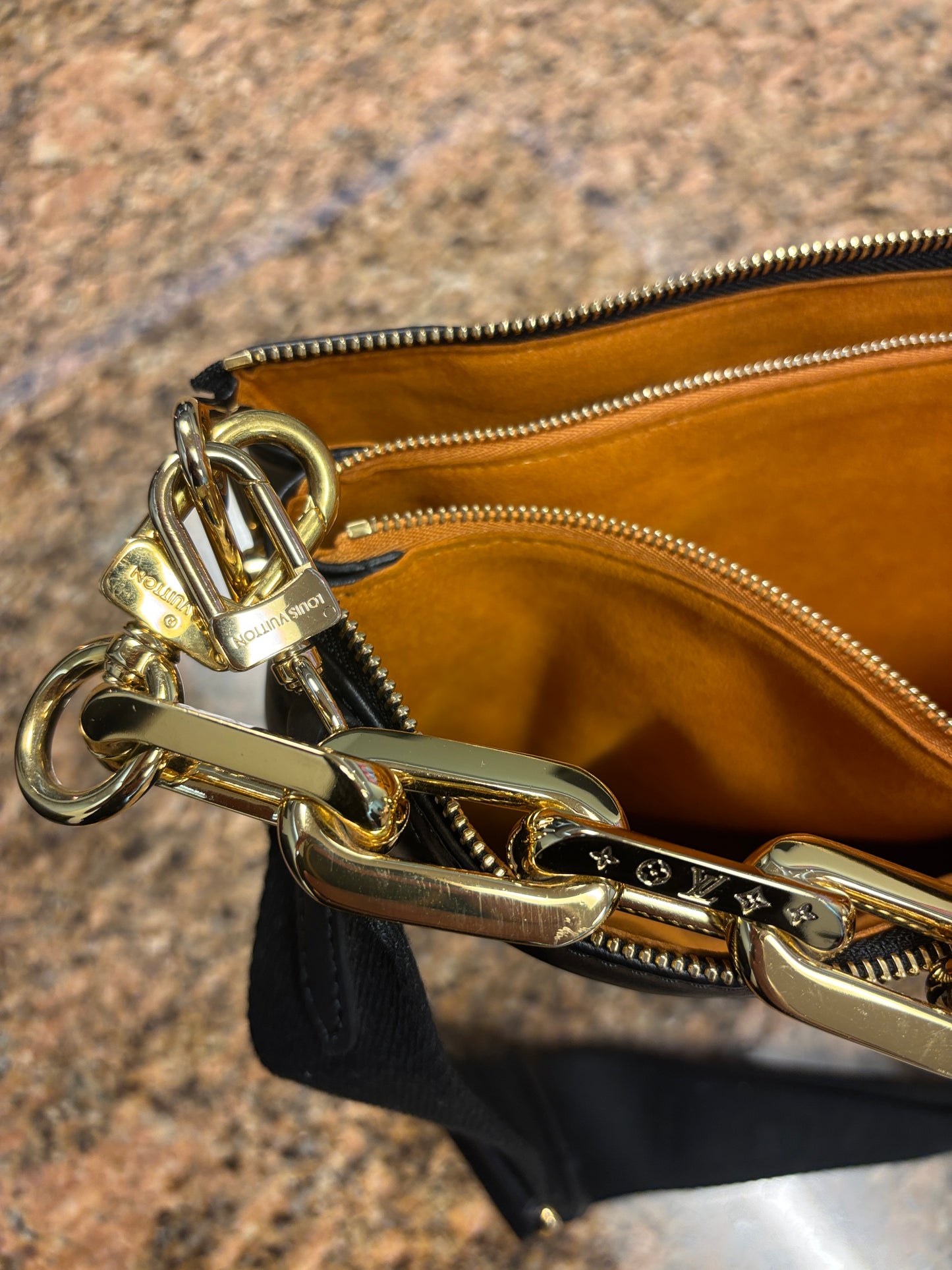 Louis Vuitton Coussin MM handtas in zwart leer