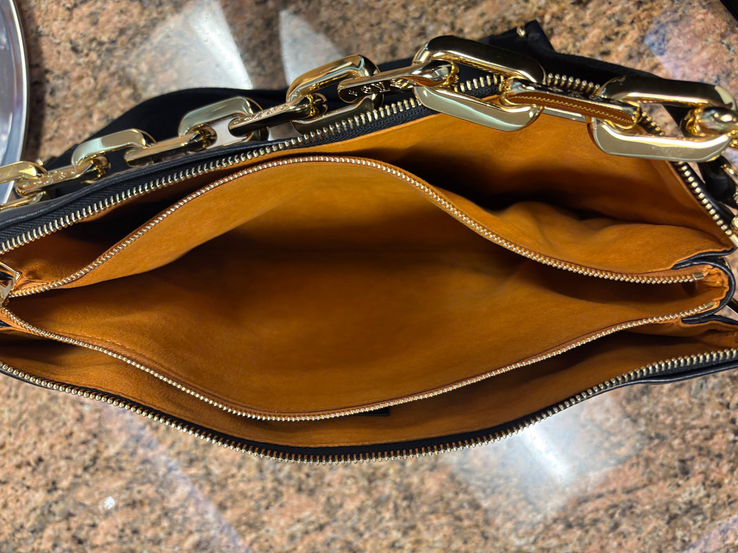 Louis Vuitton Coussin MM handtas in zwart leer