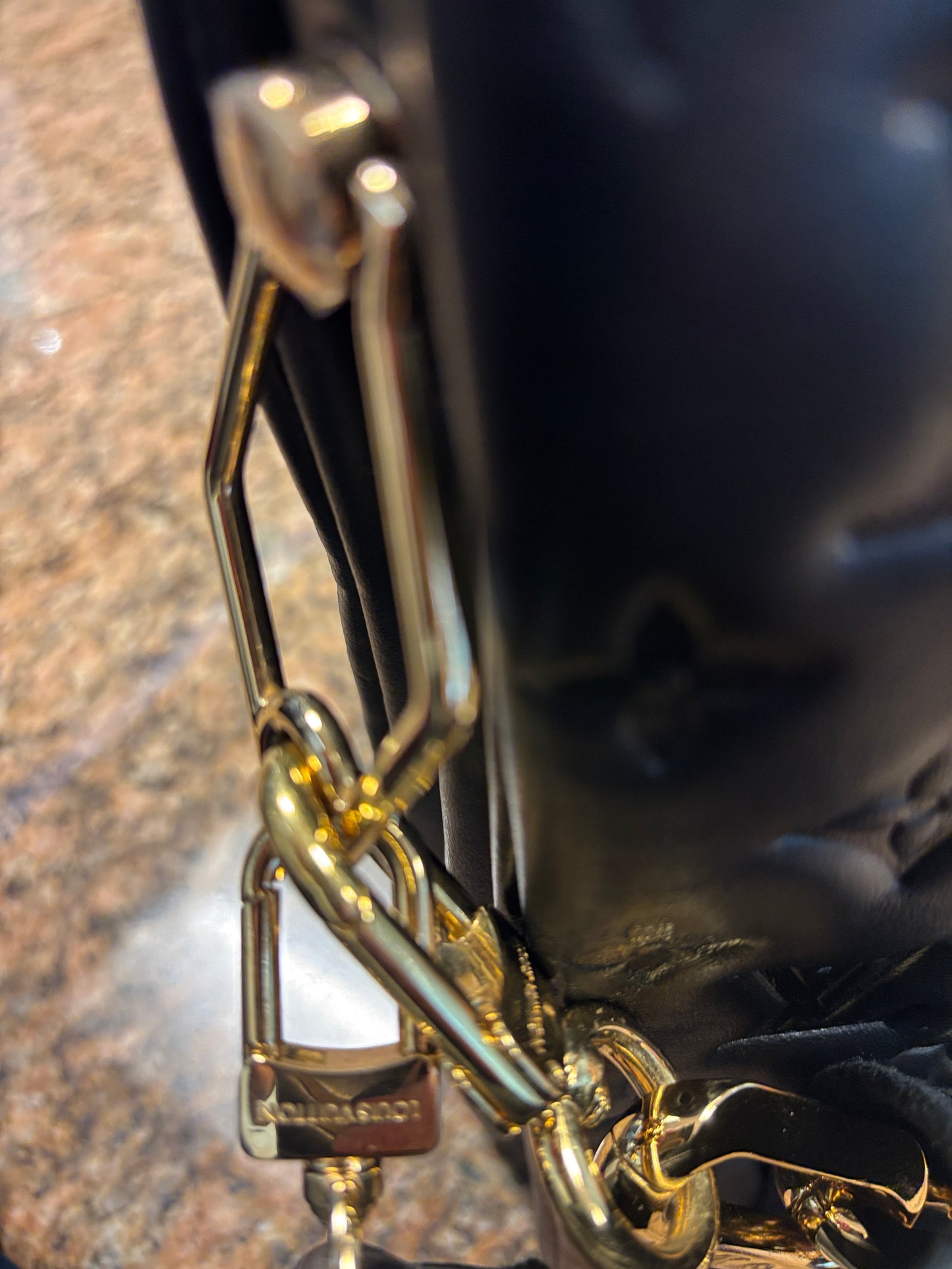 Louis Vuitton Coussin MM handtas in zwart leer