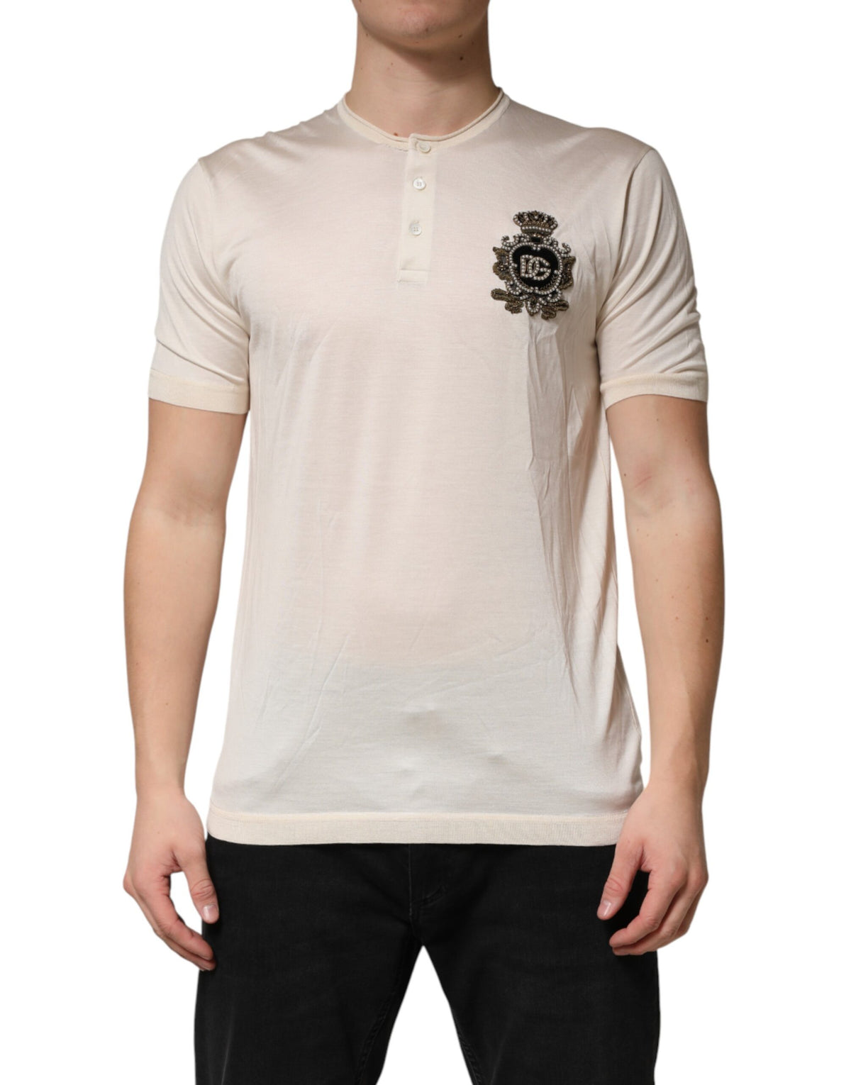 T-shirt Henley Dolce &amp; Gabbana Off White en soie avec logo et écusson pour homme