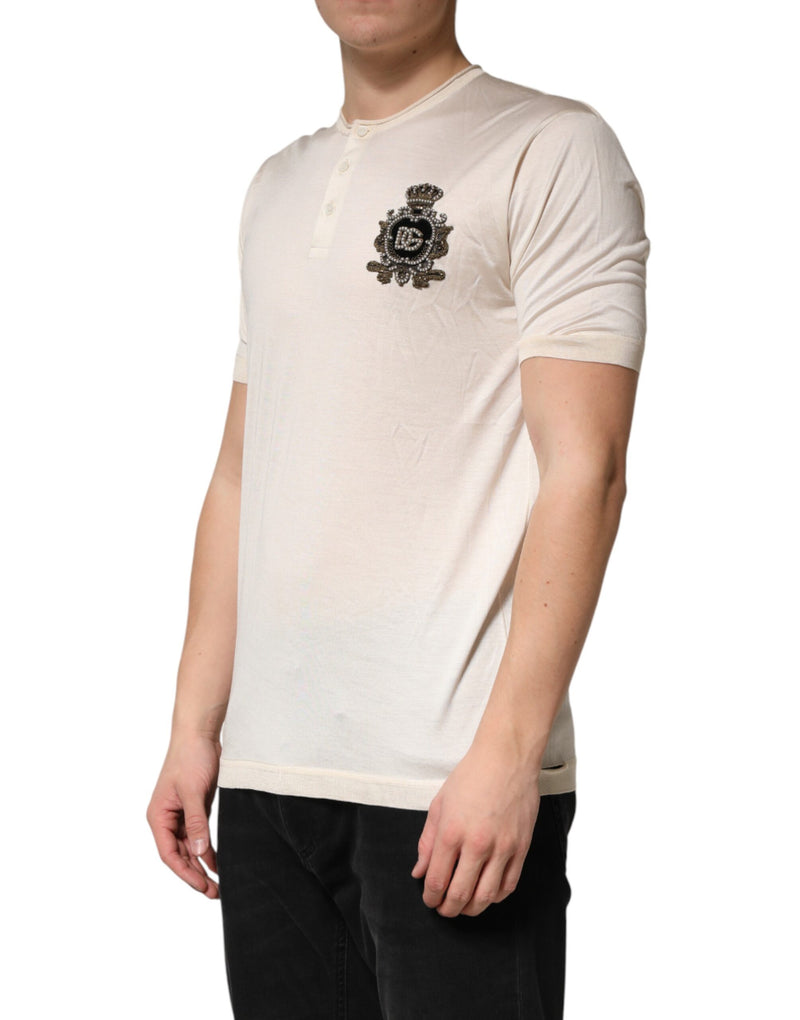 T-shirt Henley Dolce &amp; Gabbana Off White en soie avec logo et écusson pour homme