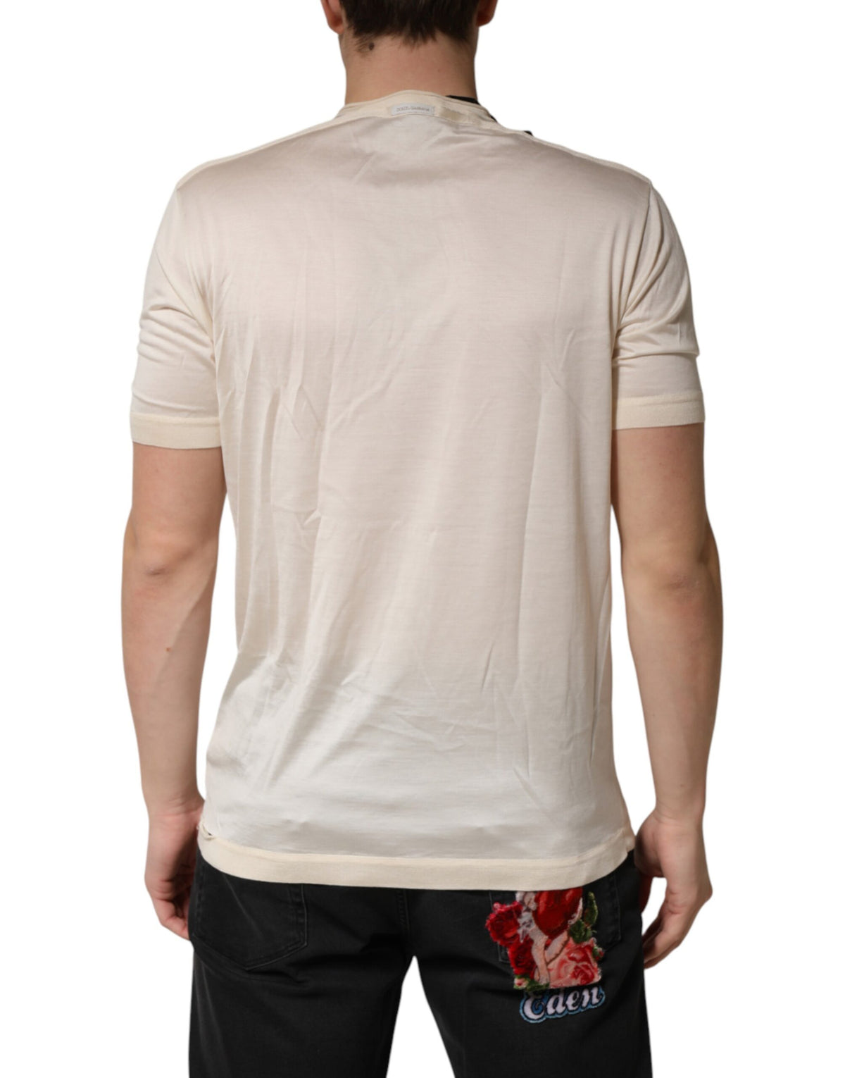 T-shirt Henley Dolce &amp; Gabbana Off White en soie avec logo et écusson pour homme