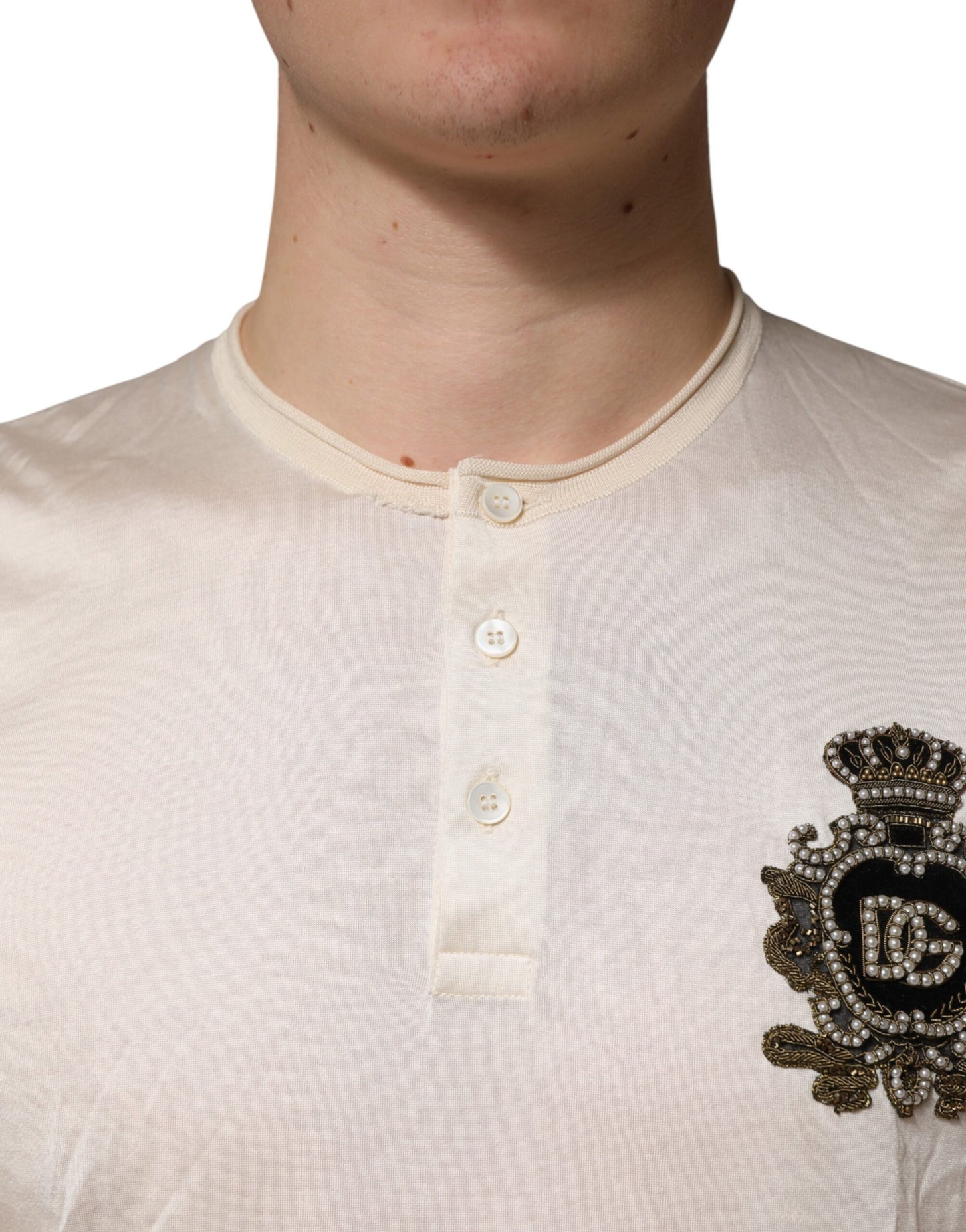T-shirt Henley Dolce &amp; Gabbana Off White en soie avec logo et écusson pour homme