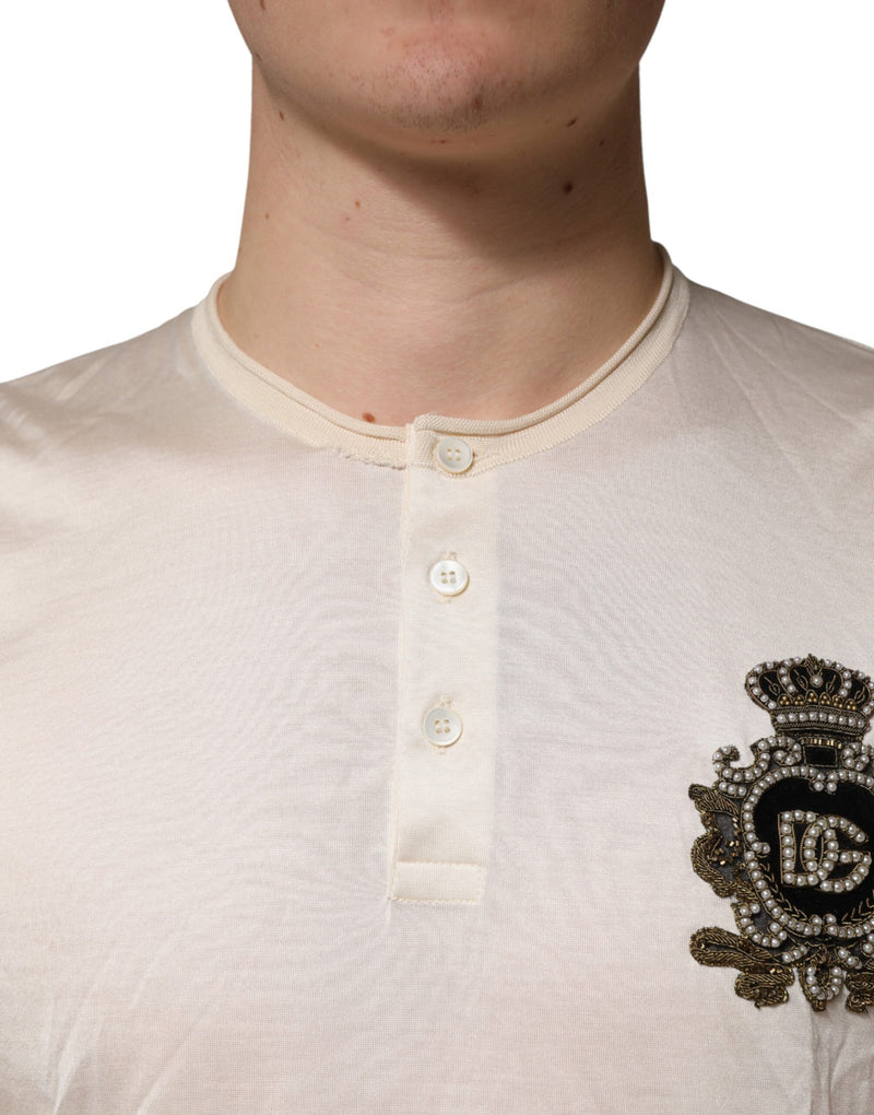 T-shirt Henley Dolce &amp; Gabbana Off White en soie avec logo et écusson pour homme
