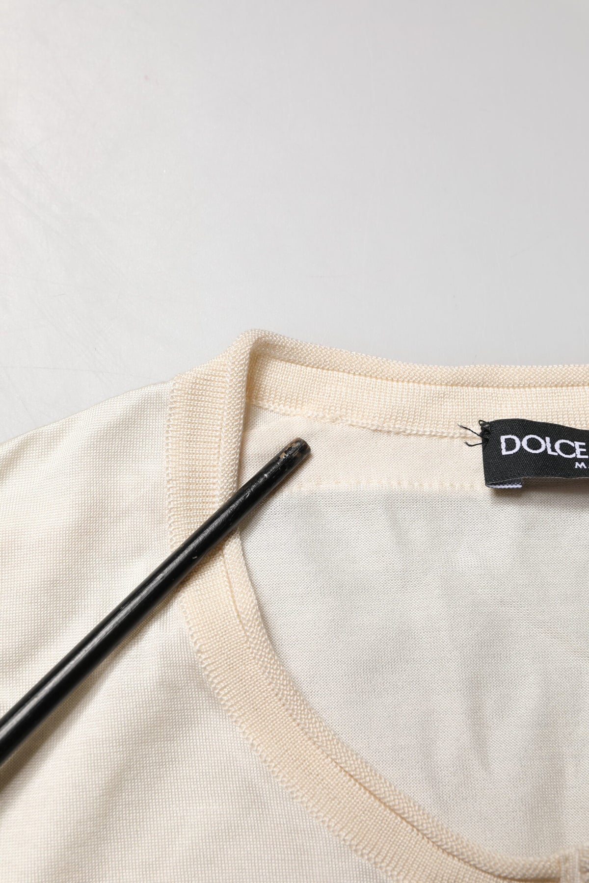 T-shirt Henley Dolce &amp; Gabbana Off White en soie avec logo et écusson pour homme