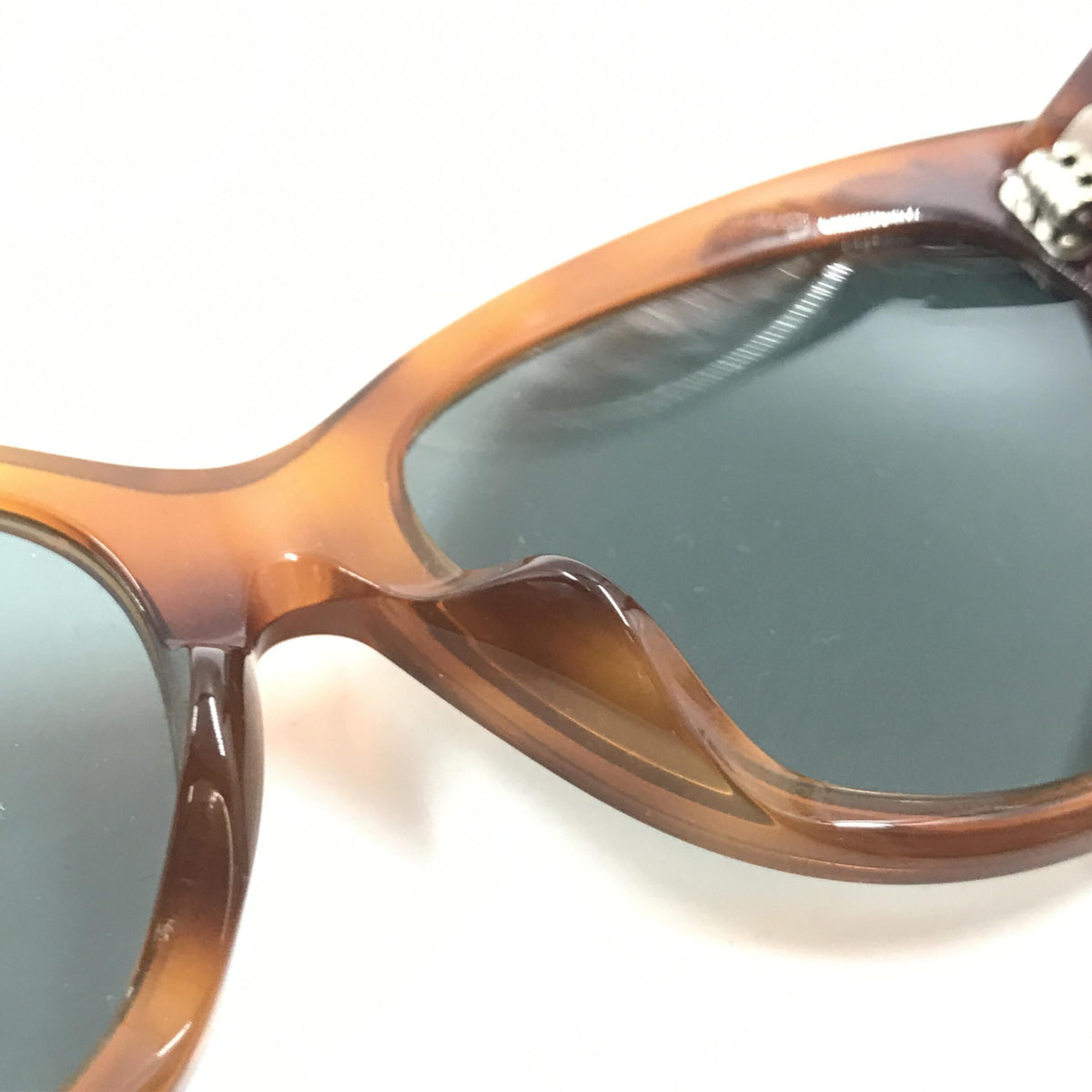 Gucci Cat Eye Sunglasses with Tortoise Shell Design