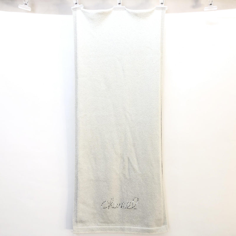 Chanel Scarf/Shawl in White Wool - A Timeless Classic