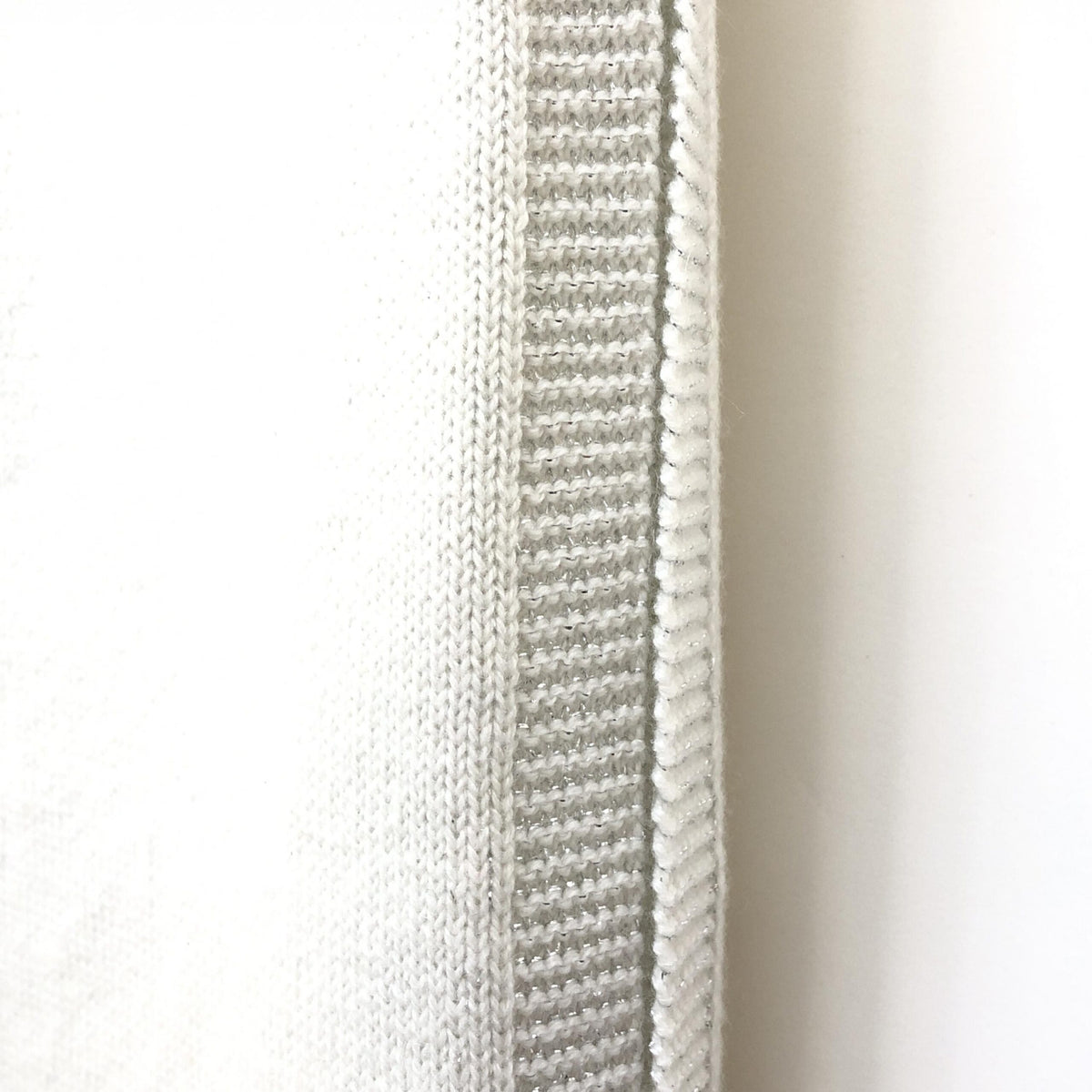 Chanel Scarf/Shawl in White Wool - Timeless Elegance