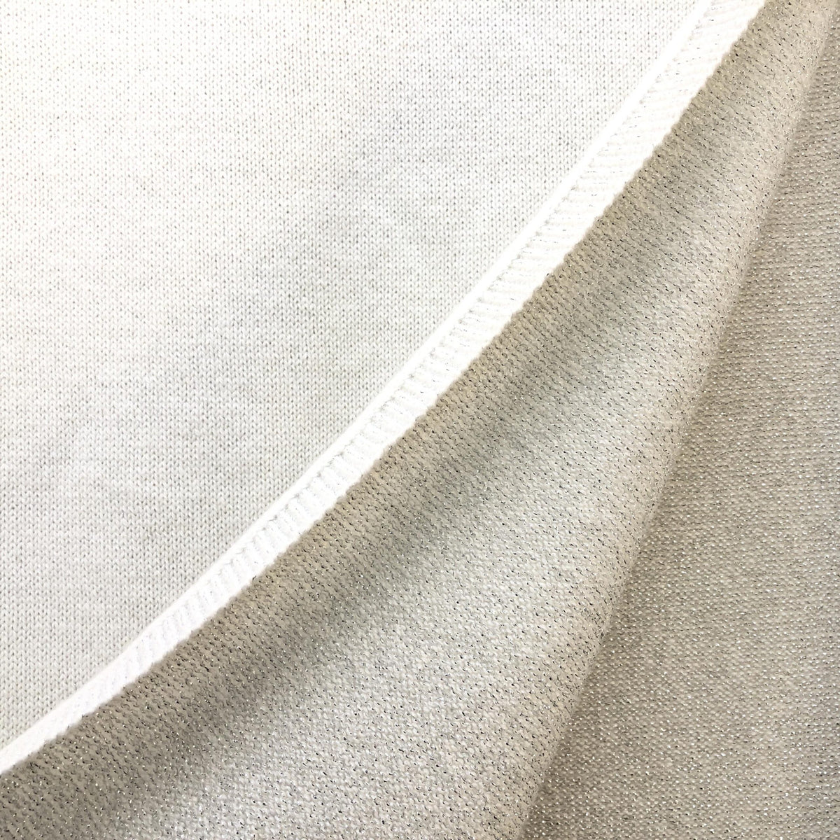 Chanel Scarf/Shawl in White Wool - Timeless Elegance