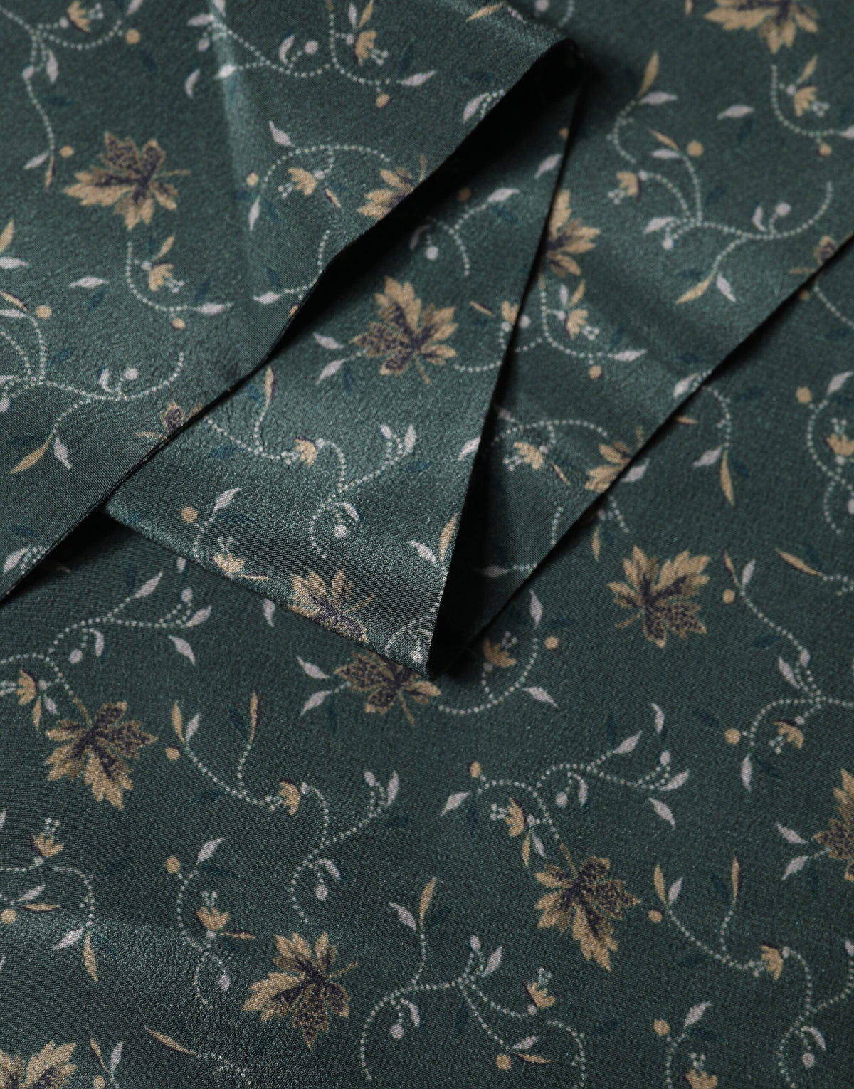 Écharpe Dolce &amp; Gabbana en soie verte à motif floral et franges, 135 cm x 16 cm