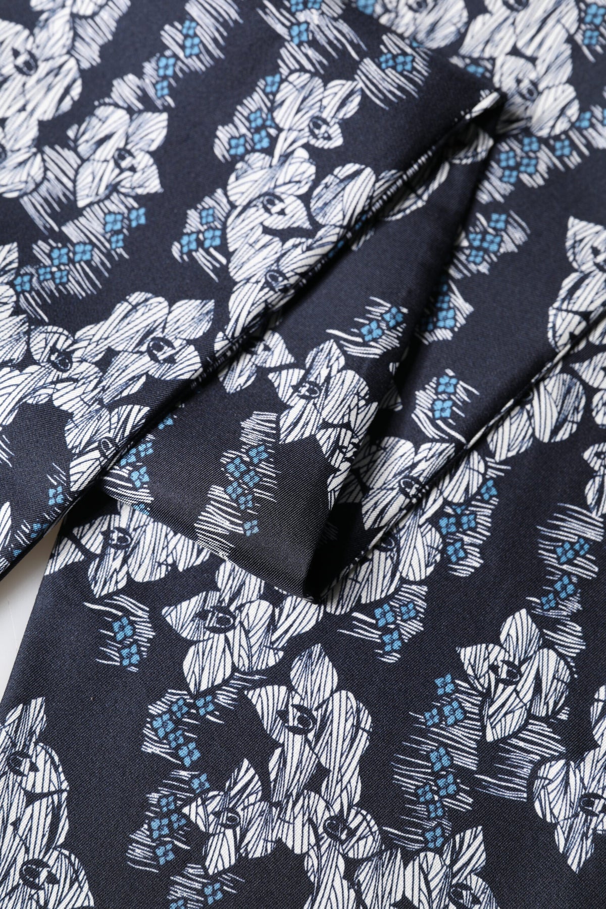 Écharpe Dolce &amp; Gabbana en soie noire et bleue à motif floral et franges, 140 cm x 16 cm
