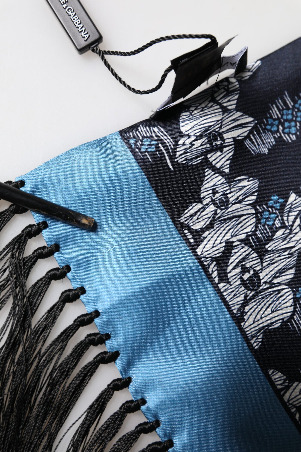 Écharpe Dolce &amp; Gabbana en soie noire et bleue à motif floral et franges, 140 cm x 16 cm
