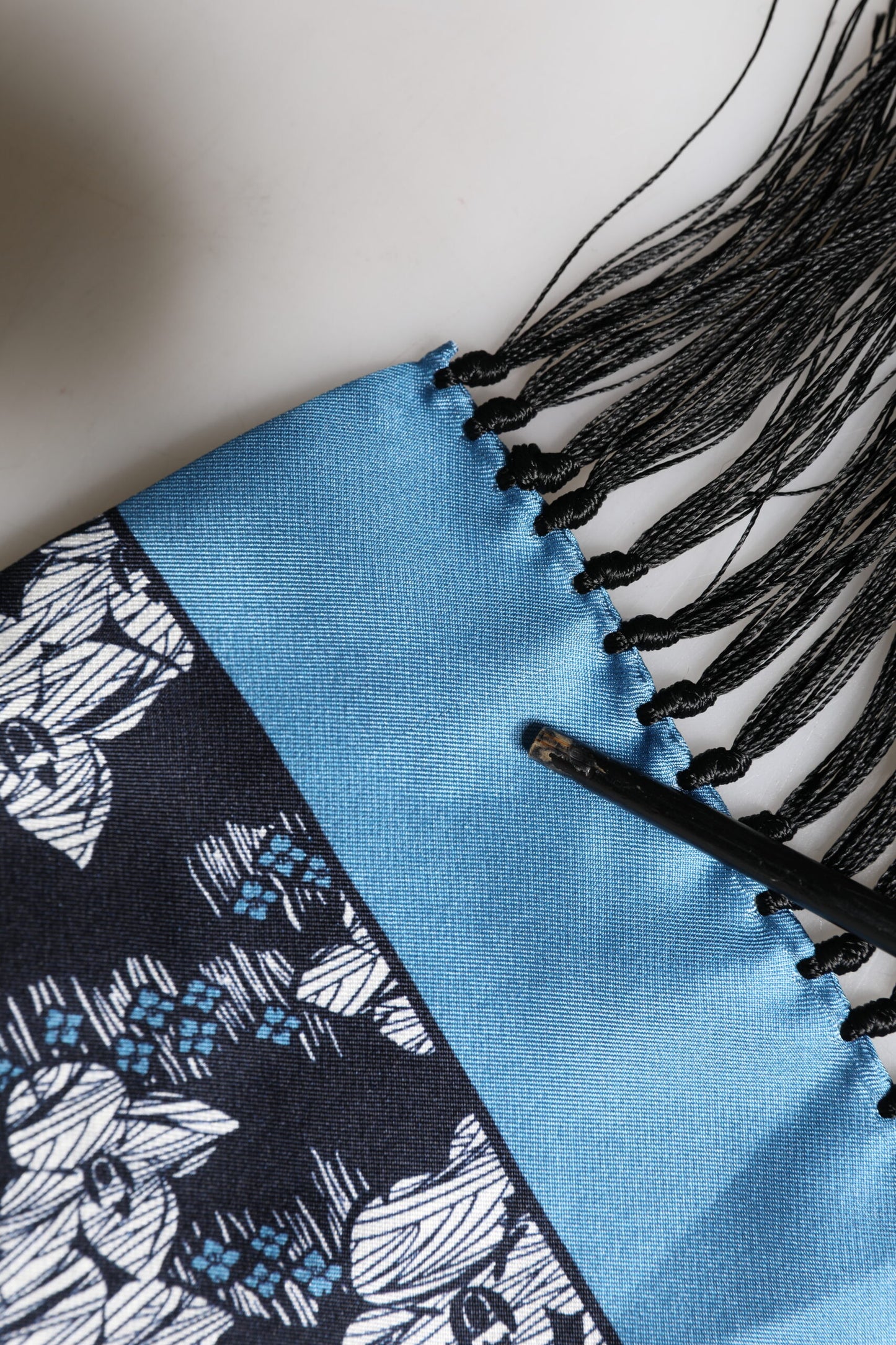Écharpe Dolce &amp; Gabbana en soie noire et bleue à motif floral et franges, 140 cm x 16 cm