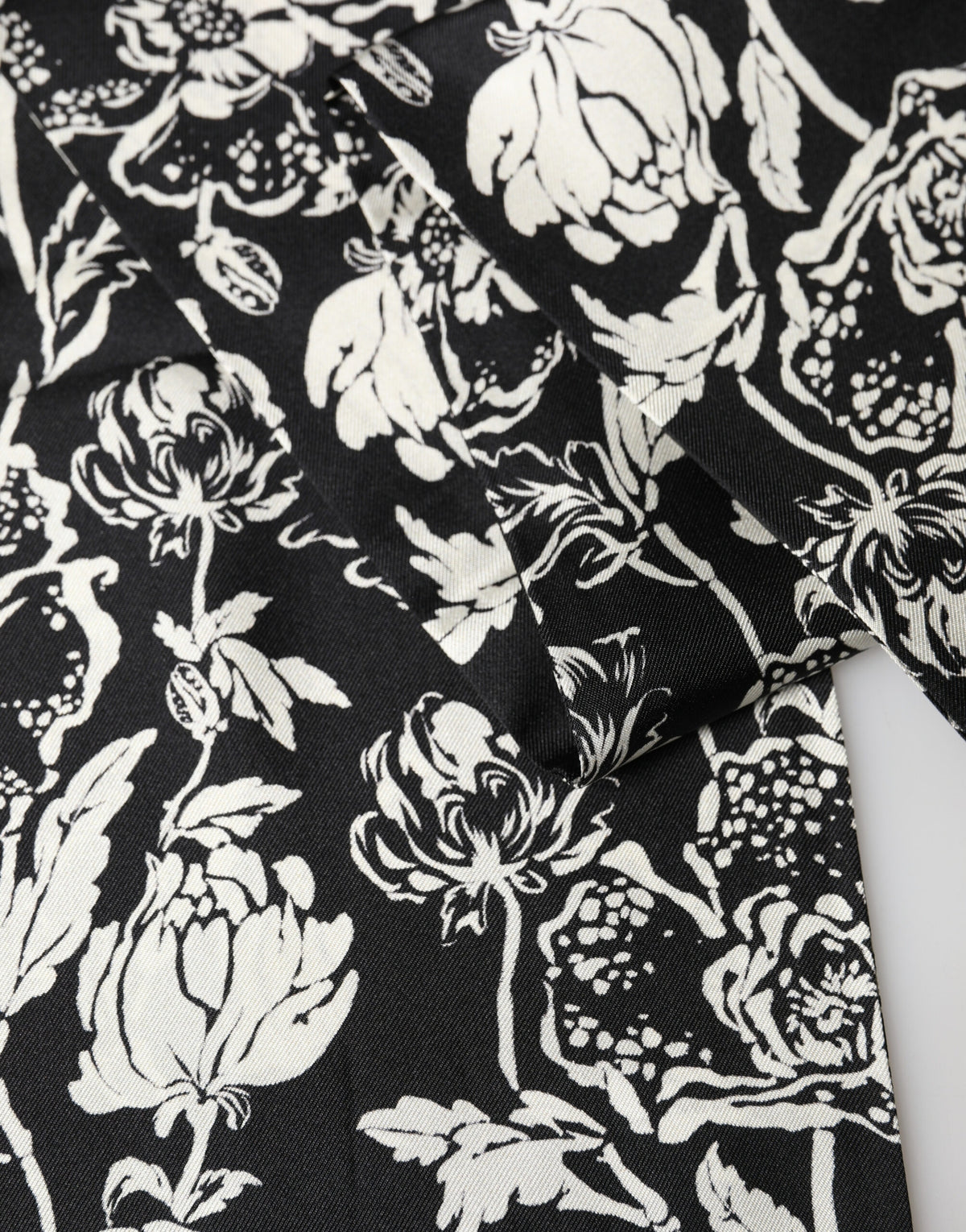 Écharpe Dolce &amp; Gabbana en soie noire et blanche à imprimé floral et franges, 136 cm x 15,5 cm