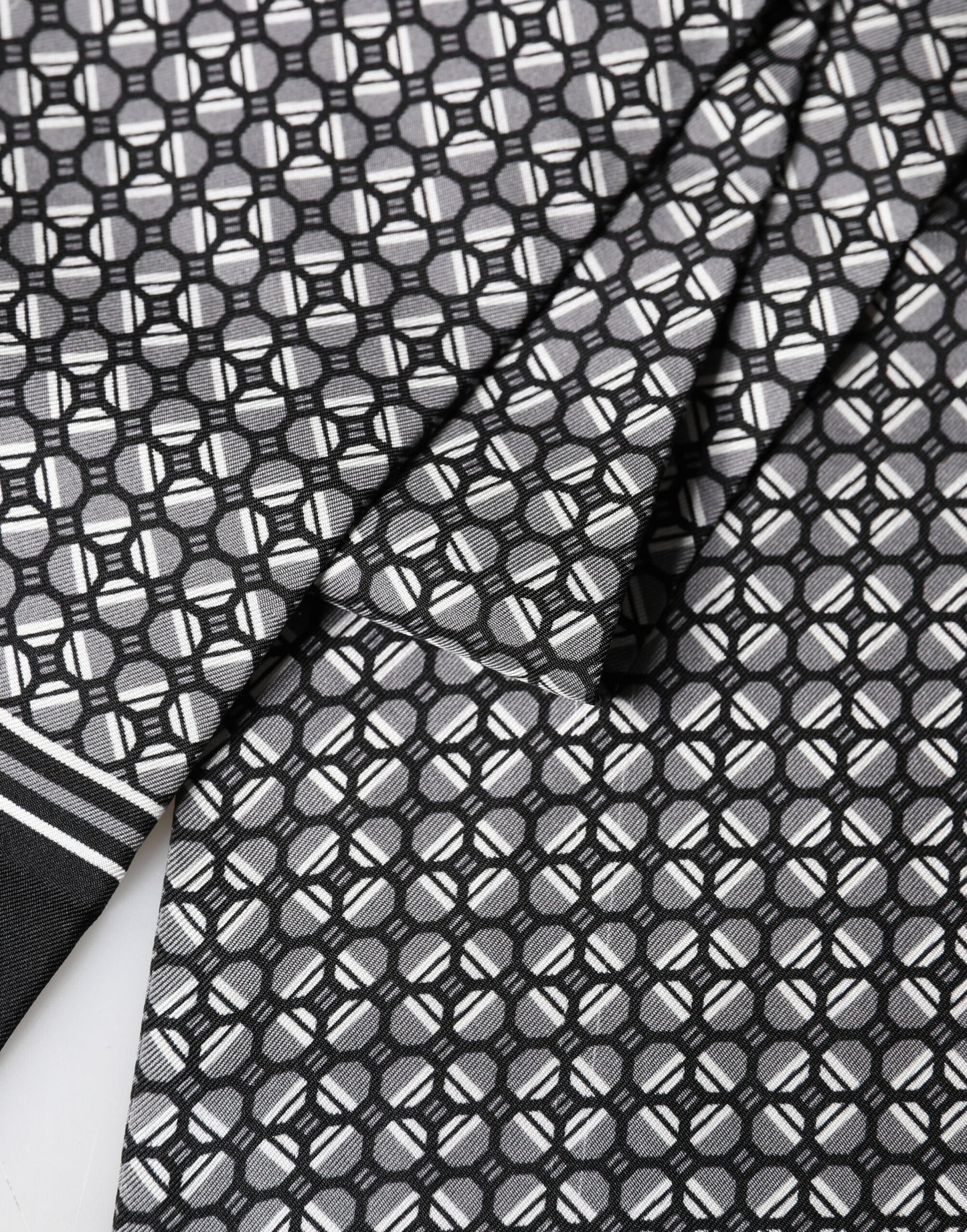 Foulard Dolce &amp; Gabbana en soie noire à franges géométriques, 140 cm x 15 cm