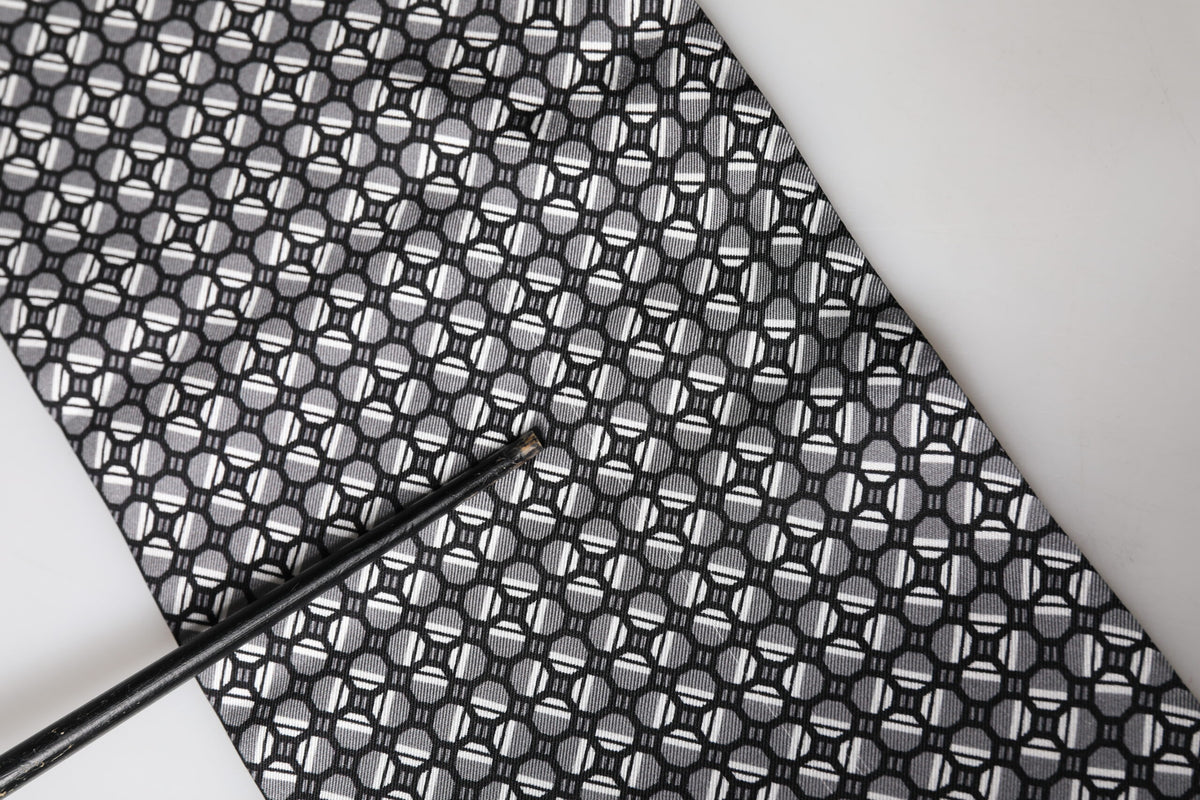 Foulard Dolce &amp; Gabbana en soie noire à franges géométriques, 140 cm x 15 cm