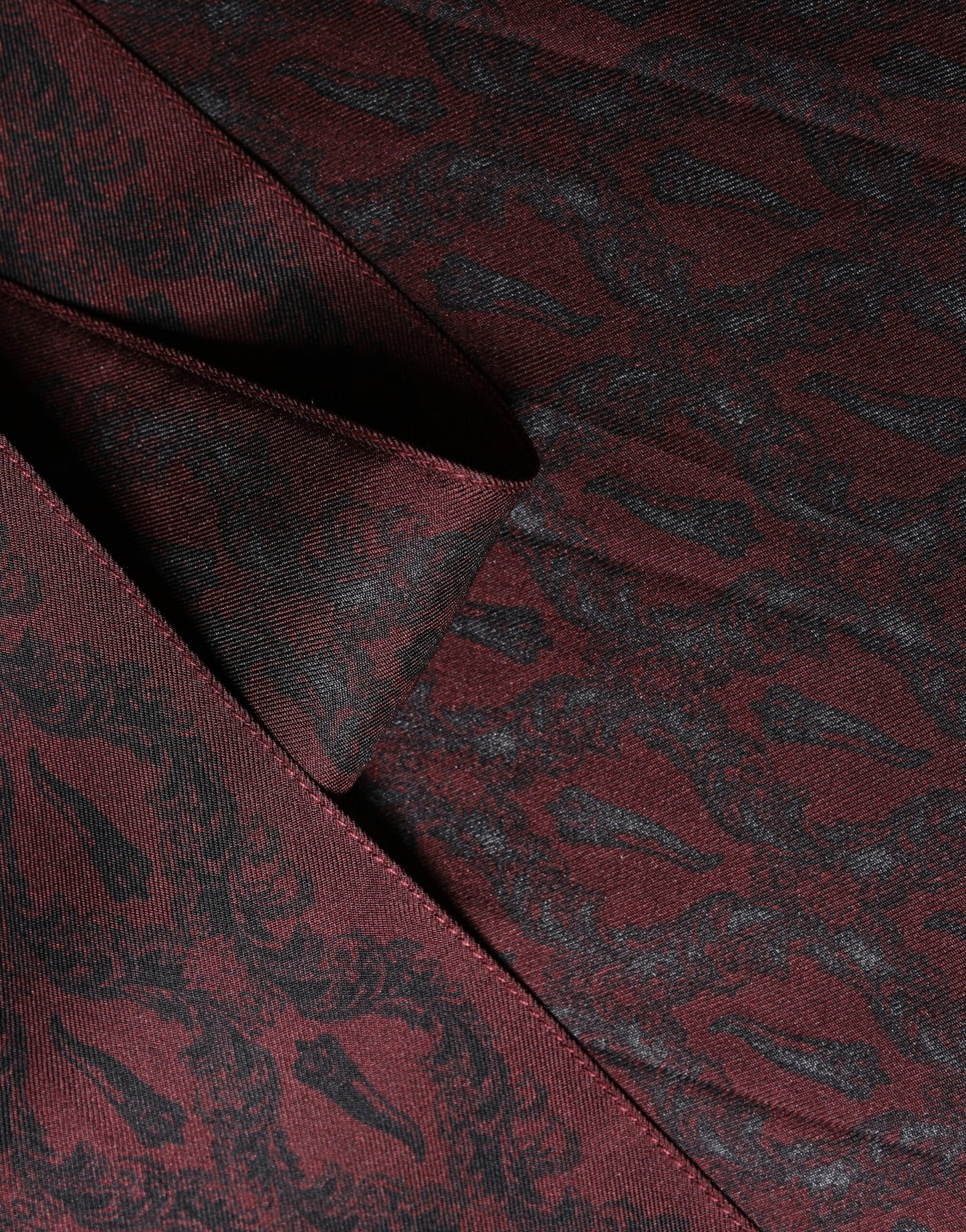 Foulard Dolce &amp; Gabbana en soie bordeaux et noire à motif cachemire, 135 cm x 22 cm