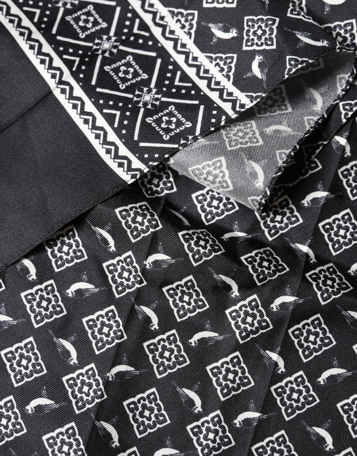 Foulard Dolce &amp; Gabbana en soie noire et grise à franges d'oiseaux, 140 cm x 23 cm