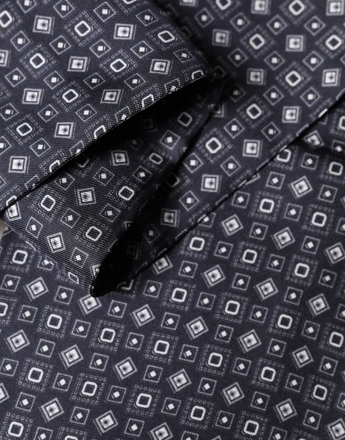 Foulard Dolce &amp; Gabbana en soie noire à franges géométriques, 136 cm x 15 cm