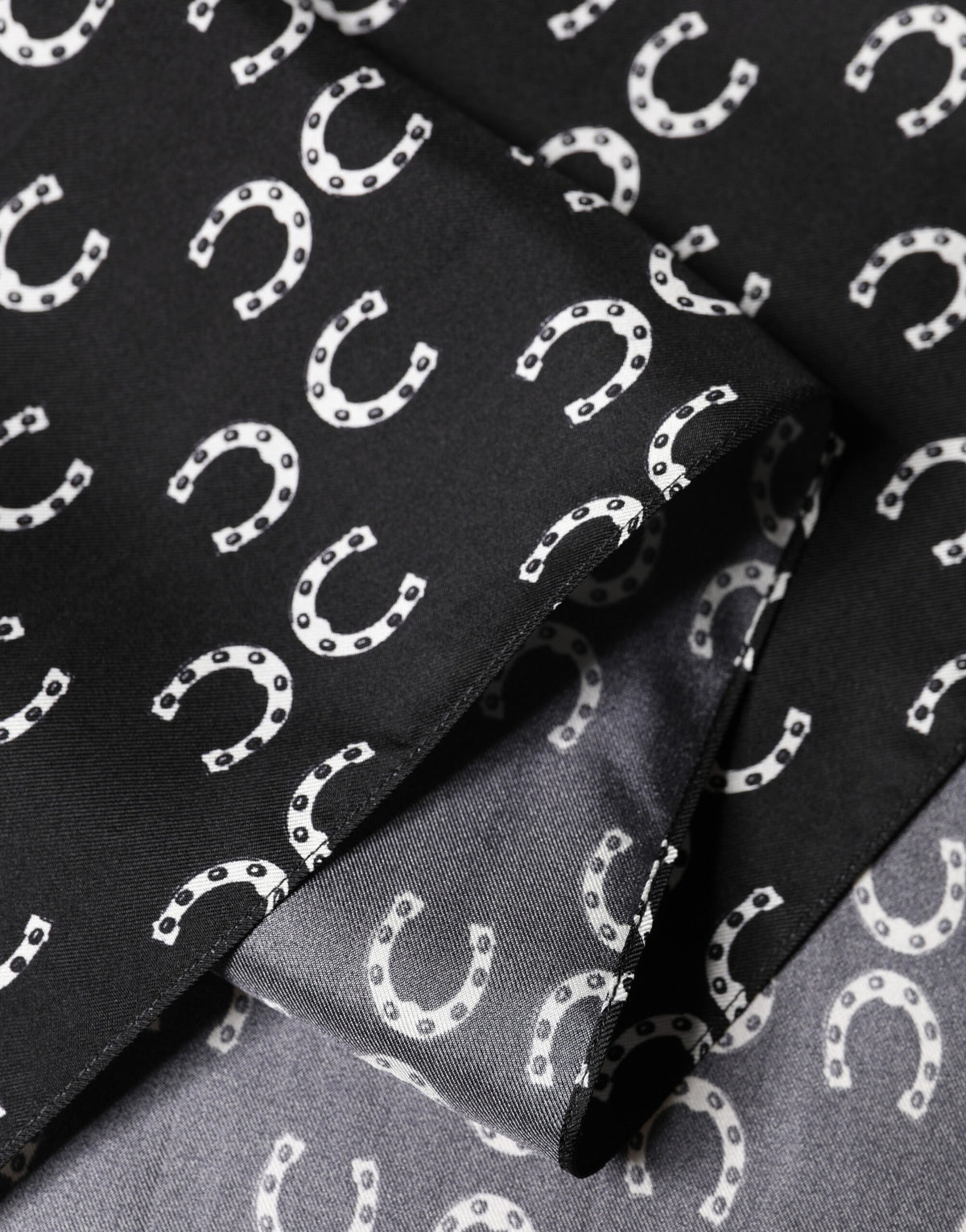 Foulard Dolce &amp; Gabbana en soie noire à motif fer à cheval, 136 cm x 23 cm, pour homme