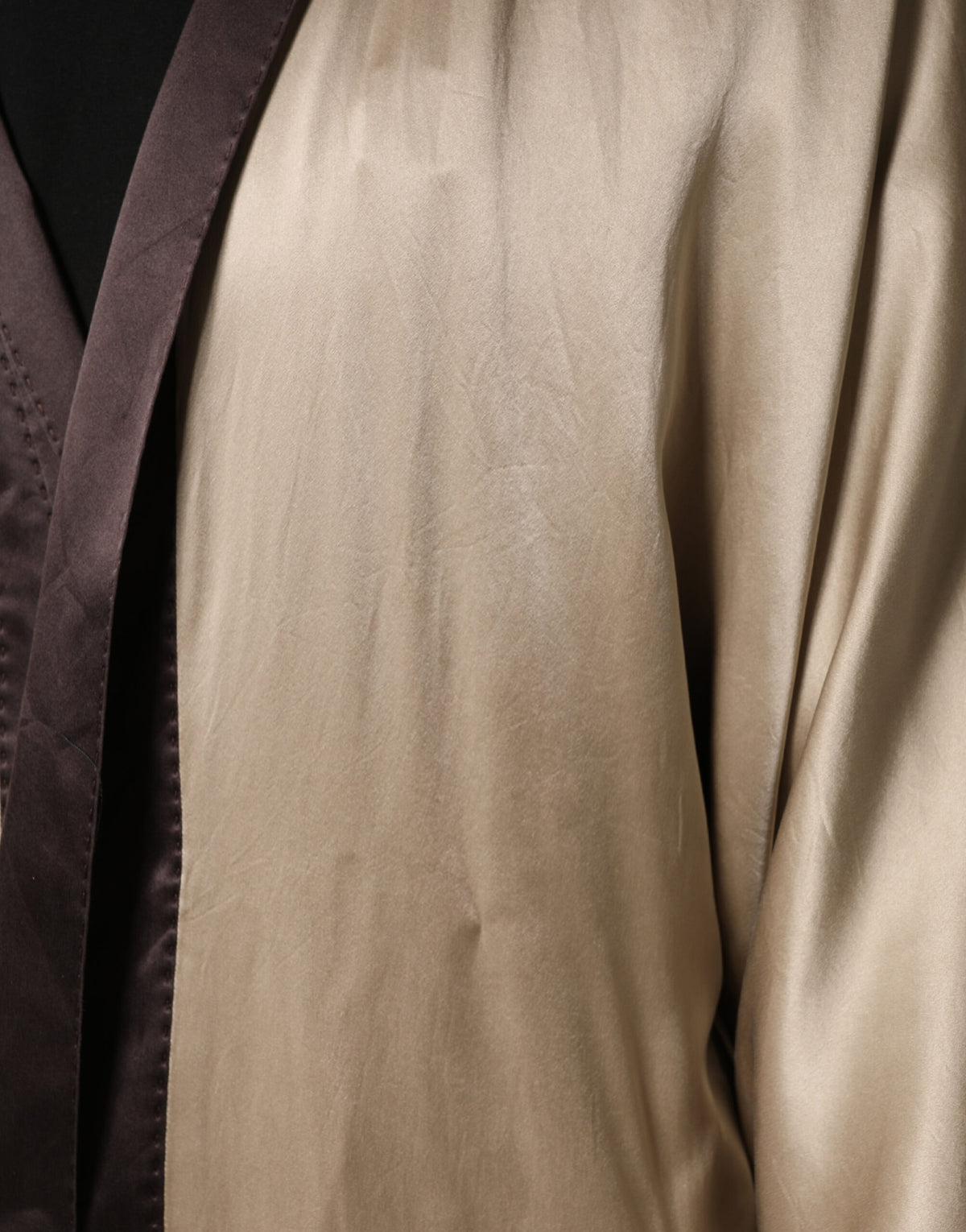 Manteau long Dolce &amp; Gabbana en satin de soie beige