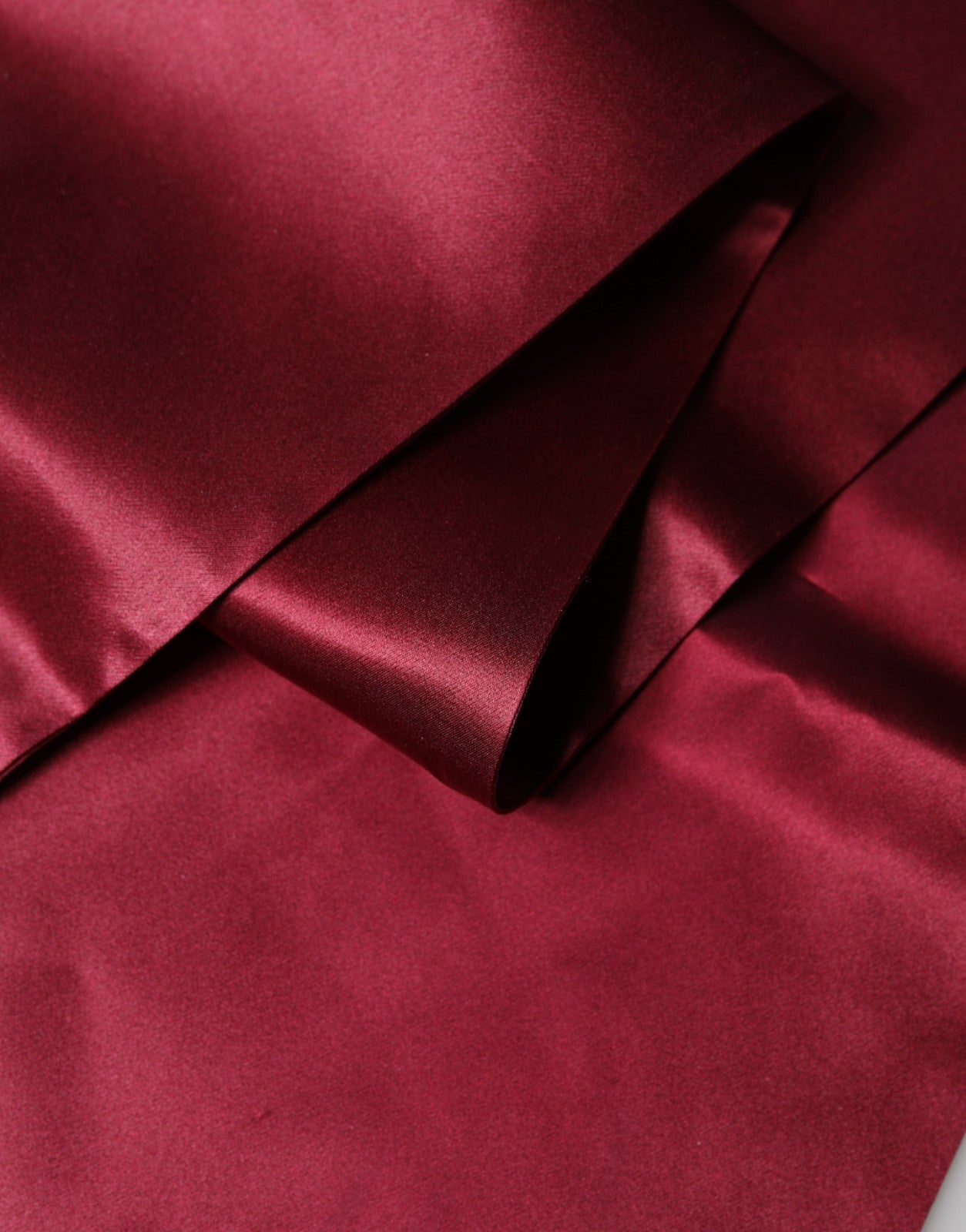 Foulard Dolce &amp; Gabbana rouge en satin de soie à franges pour homme, 137,5 cm x 14,5 cm