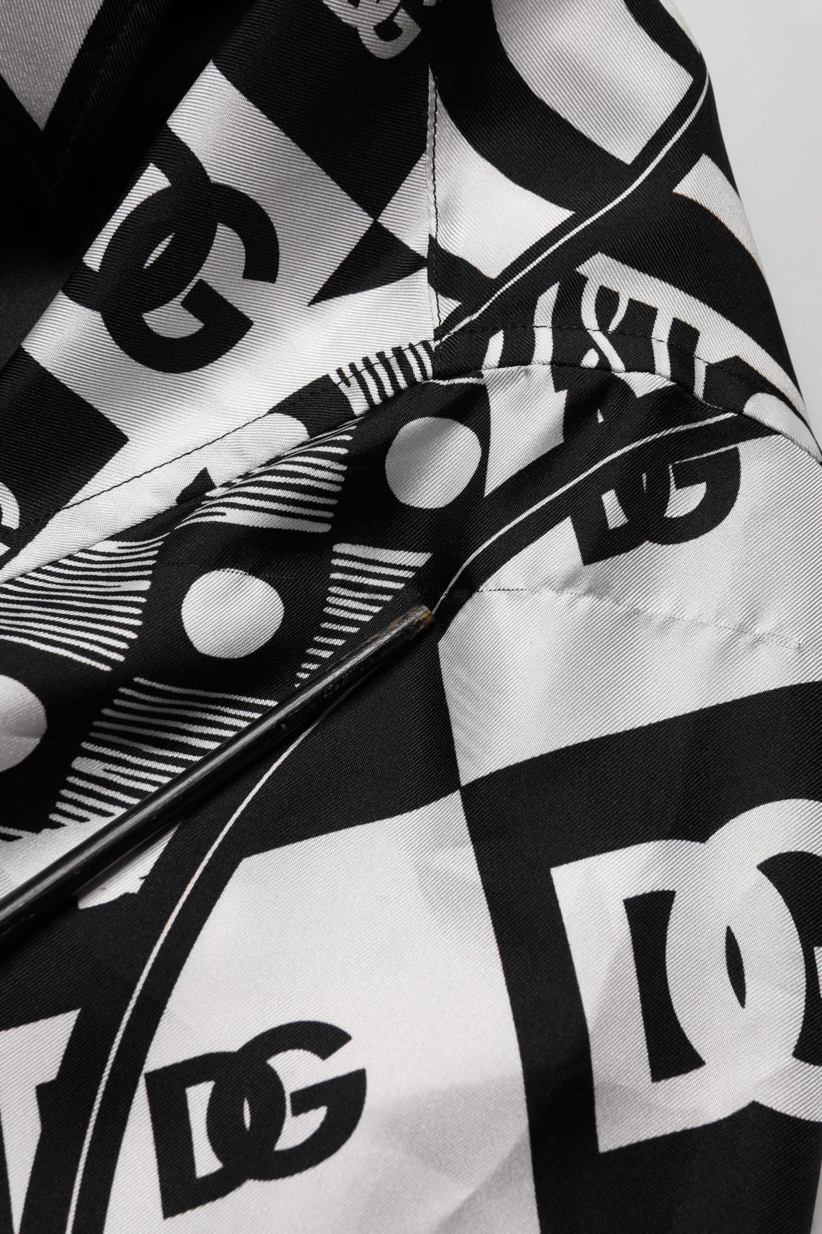 Chemise en soie noire à manches courtes imprimé logo Dolce & Gabbana