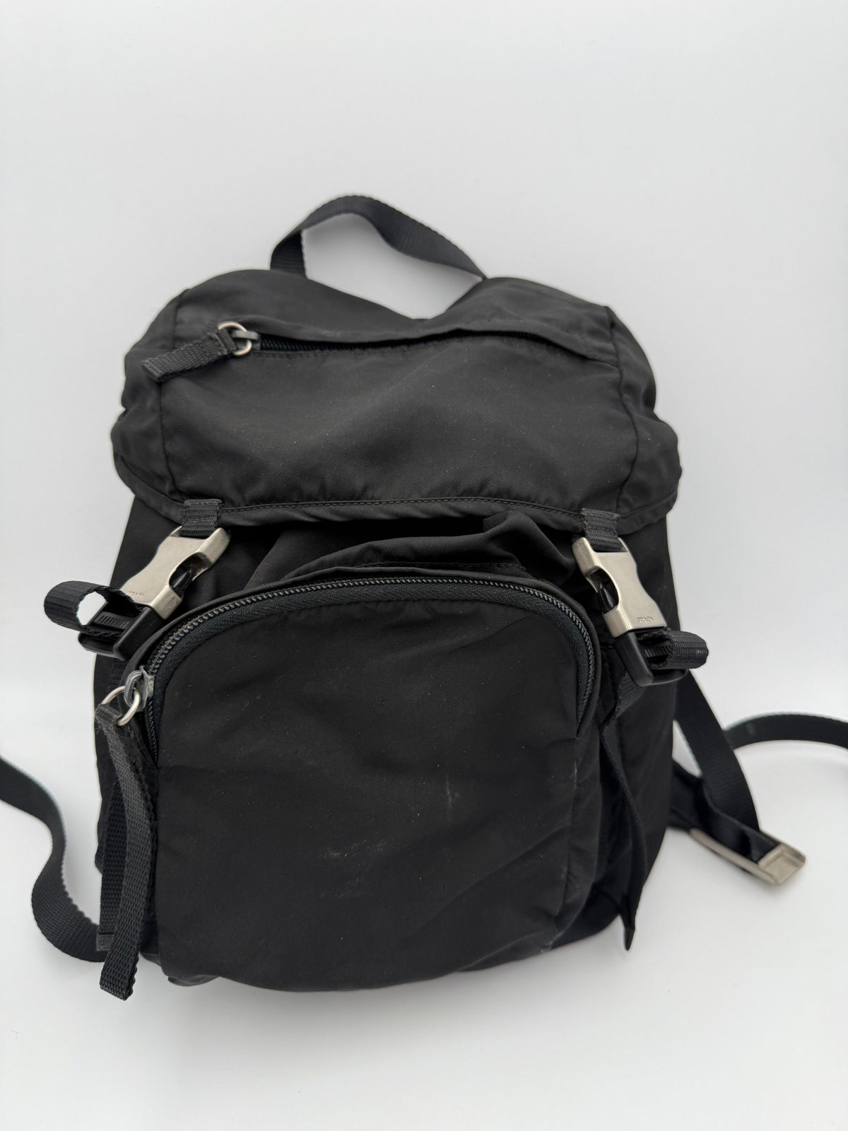 Prada PRADA Nylon Backpack - Élégance et Praticité