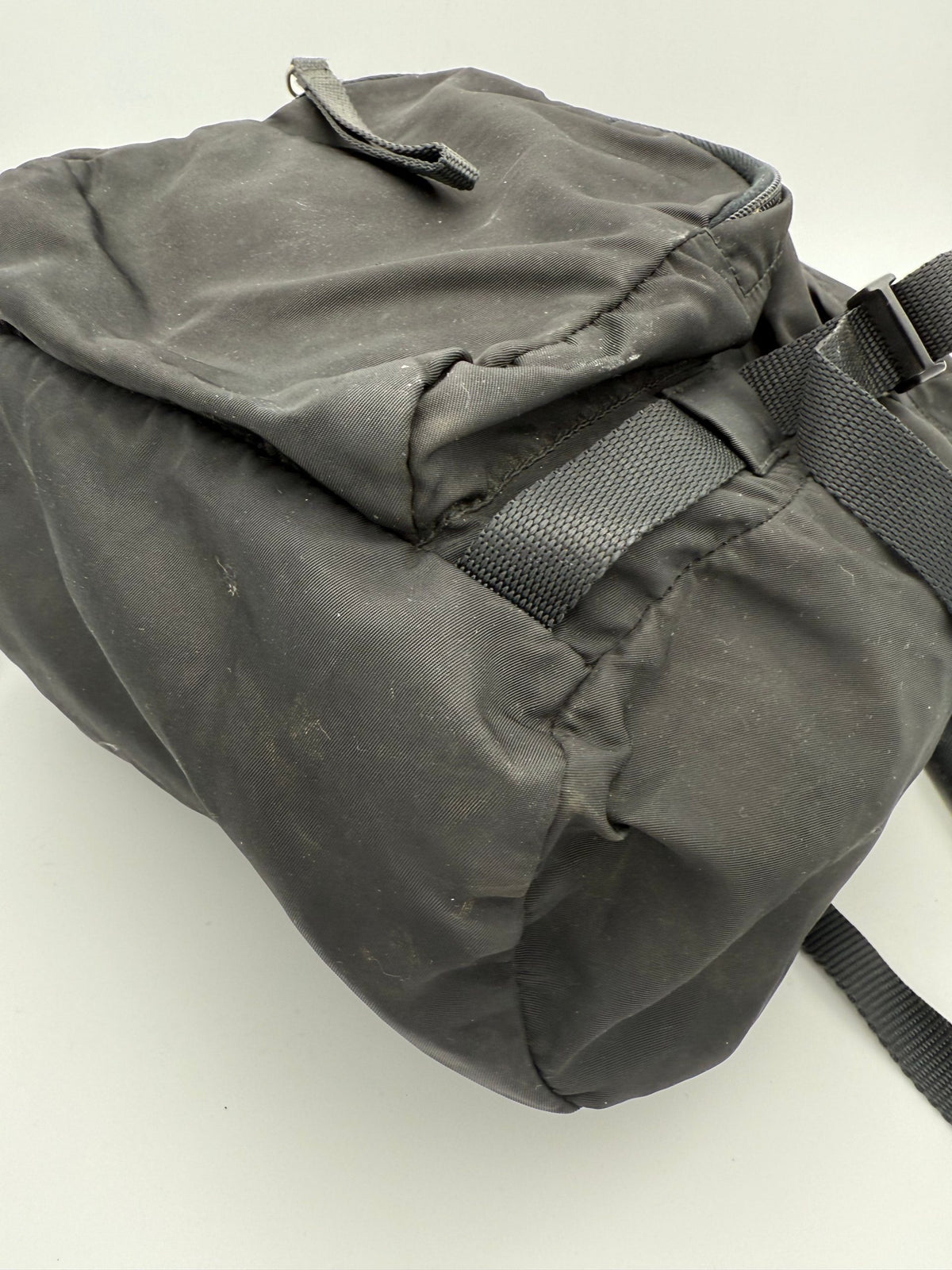 Prada PRADA Nylon Backpack - Élégance et Praticité
