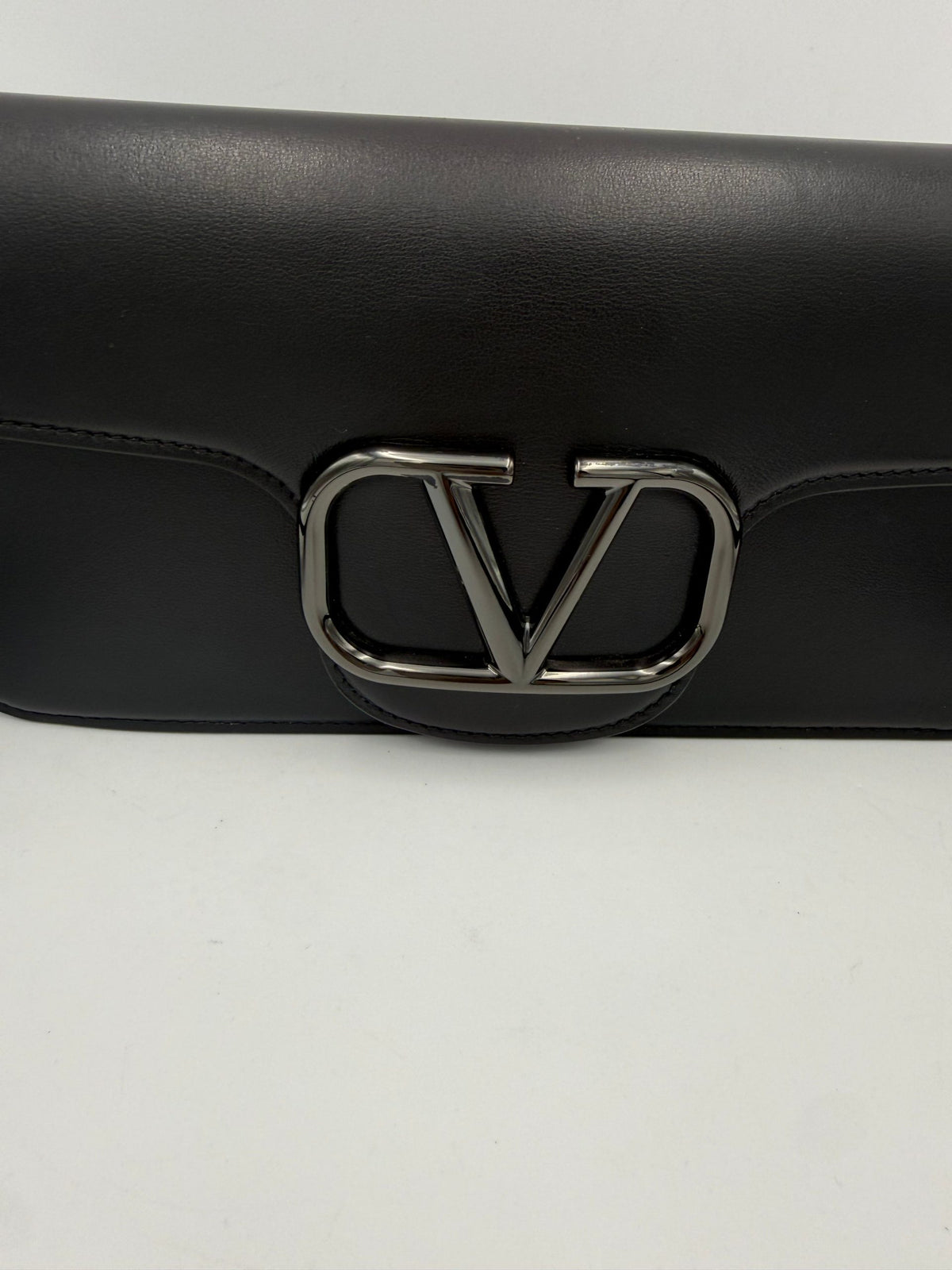 Valentino Garavani VLOGO Black Handbag - Élégance Contemporaine