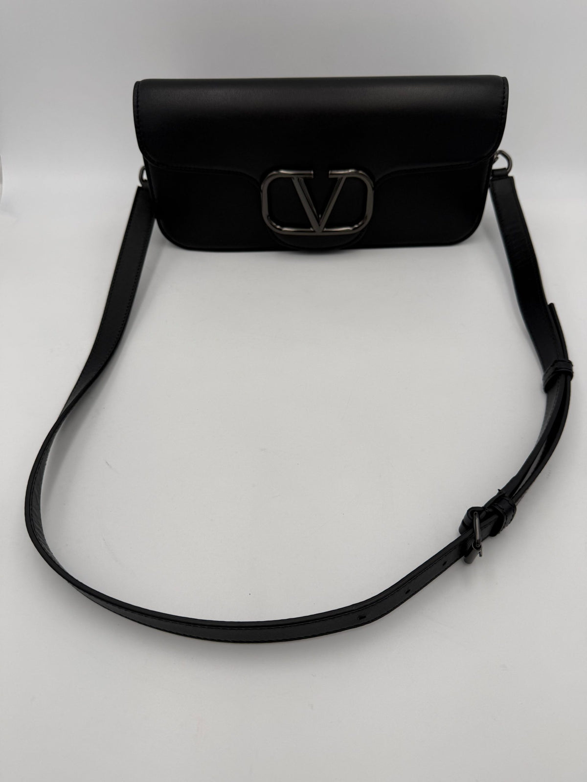 Valentino Garavani VLOGO Black Handbag - Élégance Contemporaine