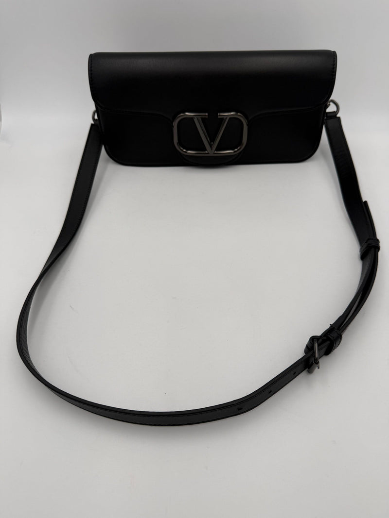Valentino Garavani VLOGO Black Handbag - Élégance Contemporaine