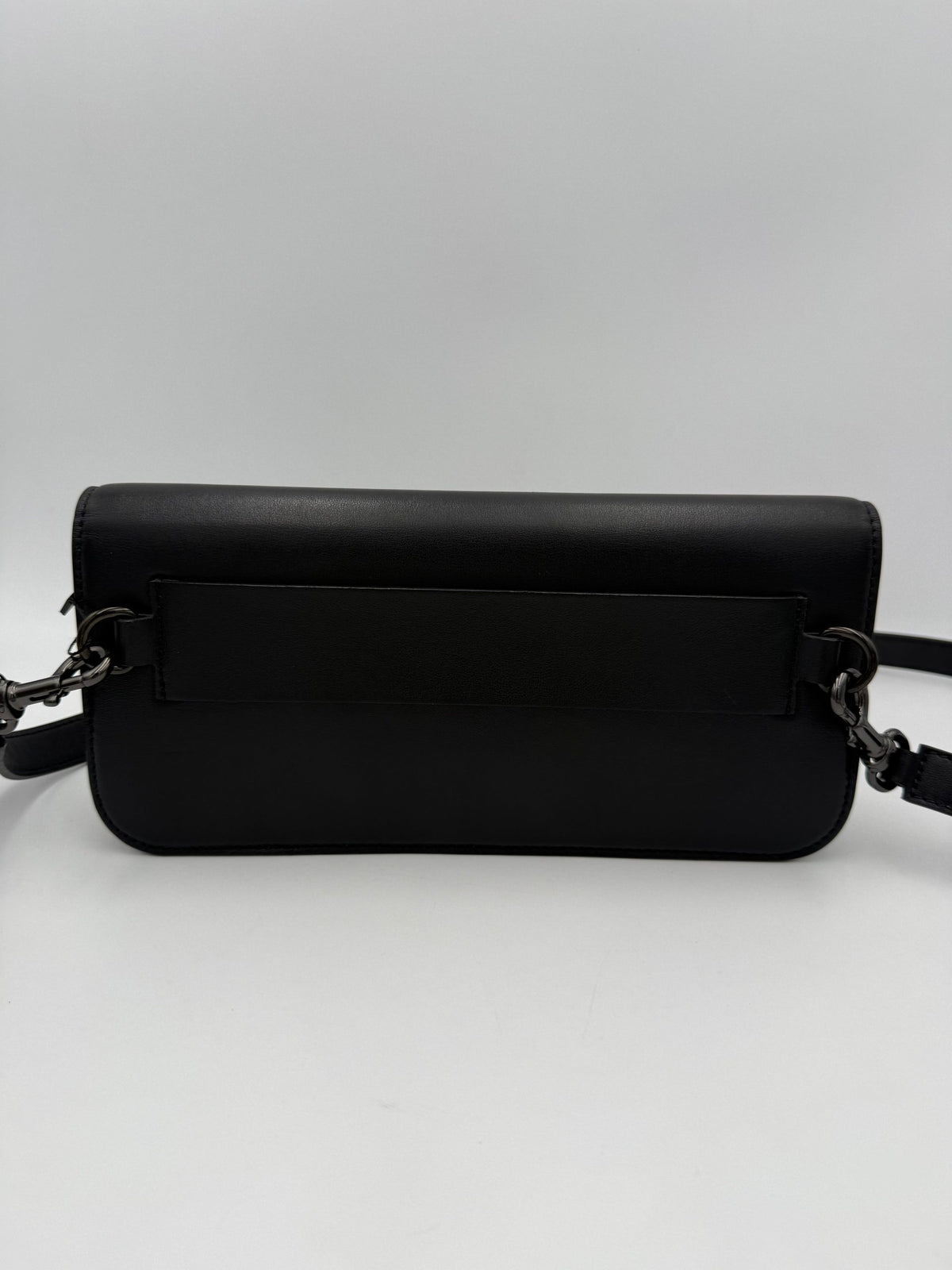 Valentino Garavani VLOGO Black Handbag - Élégance Contemporaine
