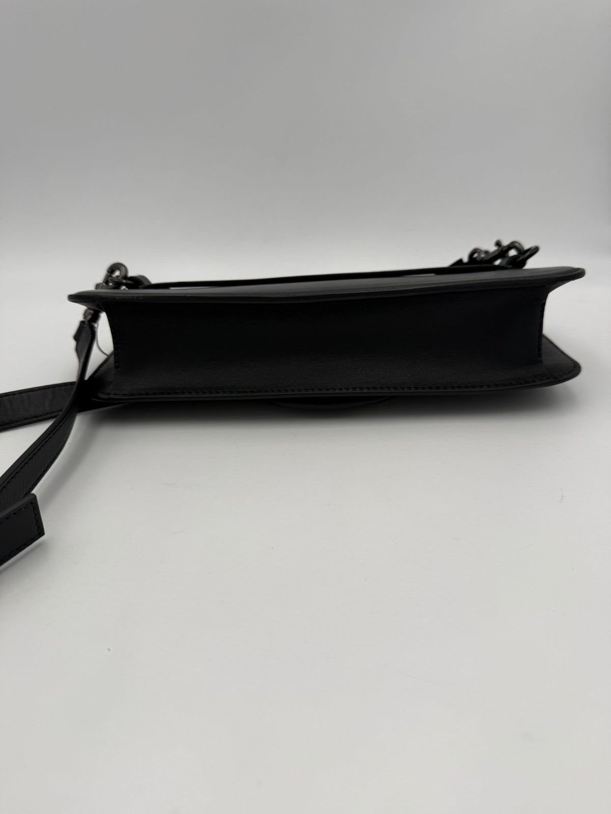 Valentino Garavani VLOGO Black Handbag - Élégance Contemporaine