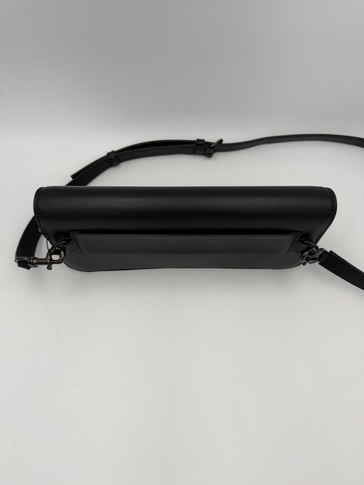 Valentino Garavani VLOGO Black Handbag - Élégance Contemporaine