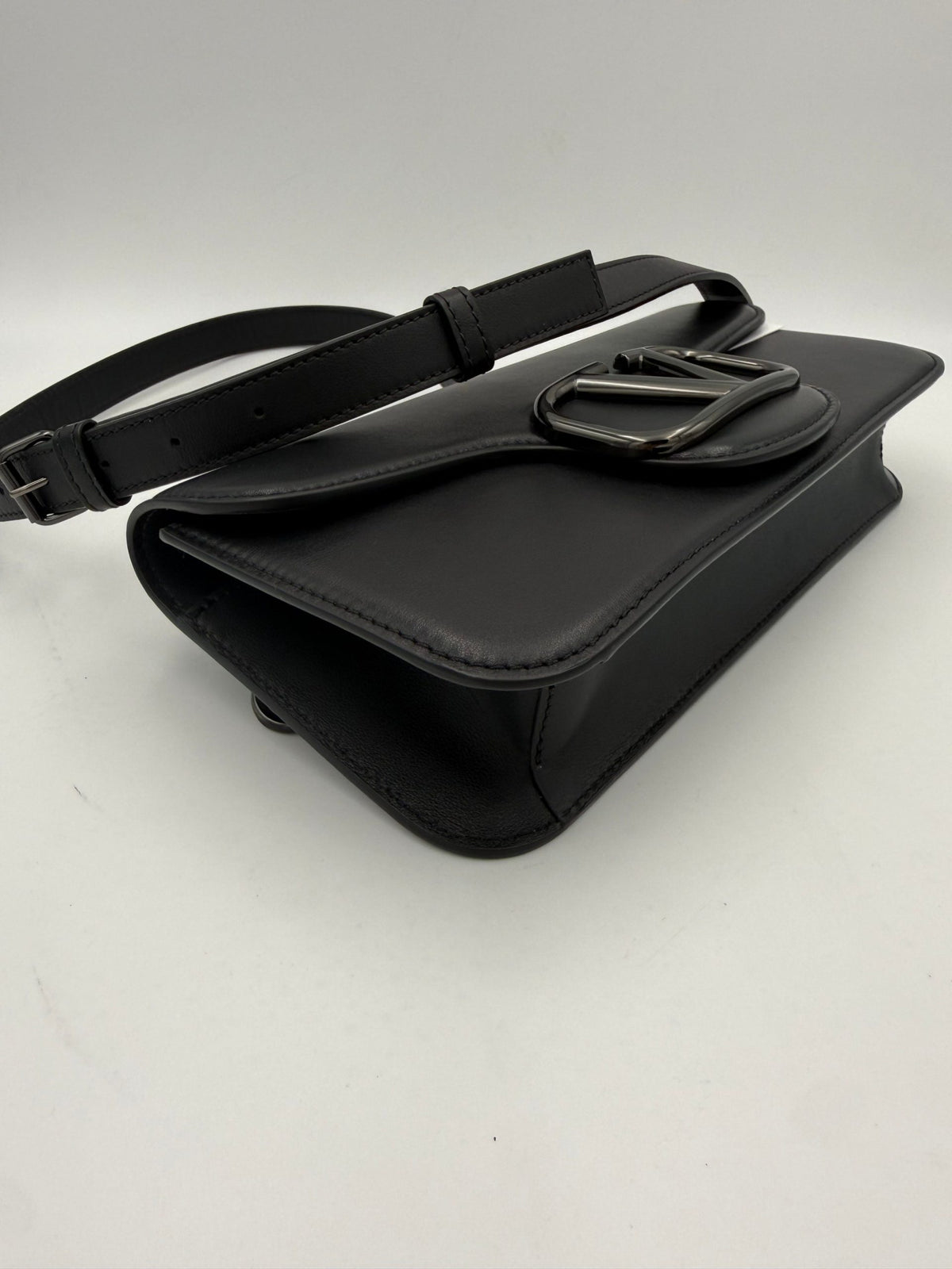 Valentino Garavani VLOGO Black Handbag - Élégance Contemporaine