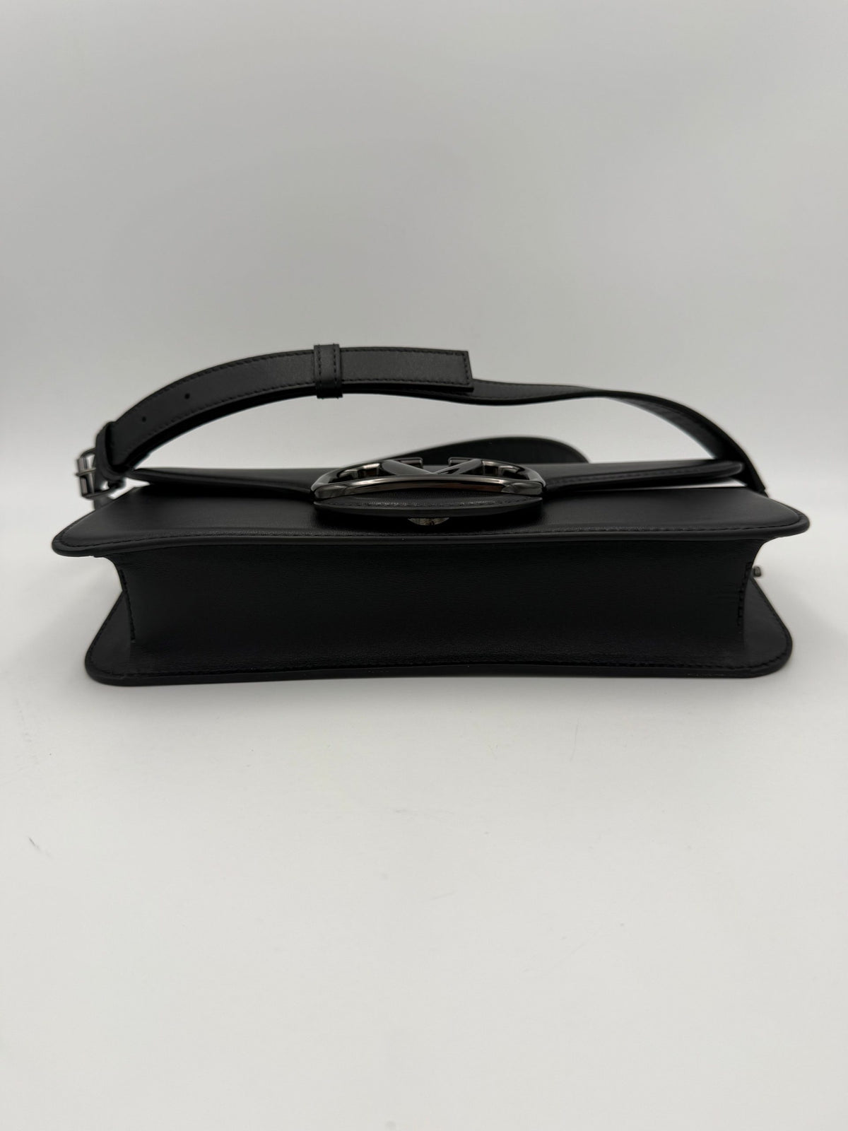 Valentino Garavani VLOGO Black Handbag - Élégance Contemporaine