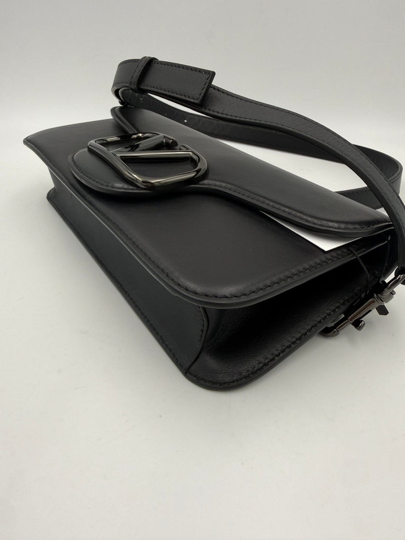 Valentino Garavani VLOGO Black Handbag - Élégance Contemporaine